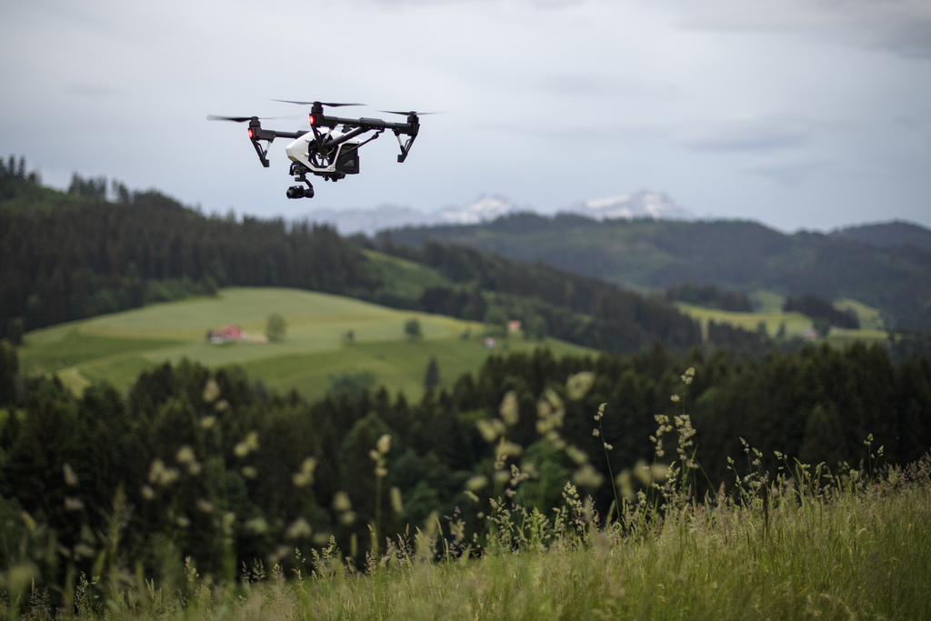 Le Conseil fédéral veut introduire le plus rapidement possible l'enregistrement obligatoire des drones. (illustration)