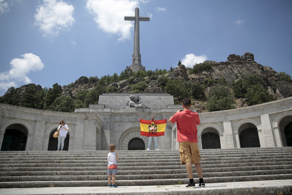Le corps de Franco devrait être retiré de la "Vallée des tombés", où des milliers de combattants de la guerre civile espagnole sont enterrés.