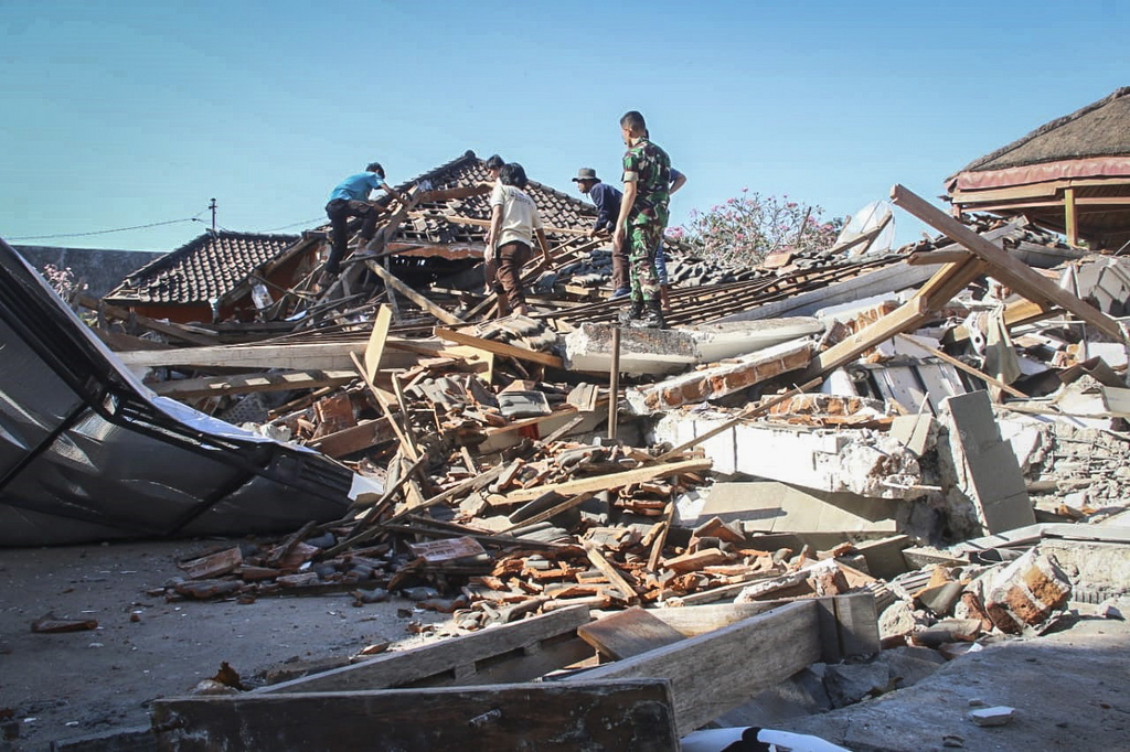 Des habitants pourraient encore être coincés sous les décombres. Le chef du district de Lombok Nord, où se trouve l'épicentre du séisme, a estimé que 80% de ce territoire avait été endommagé par les puissantes secousses.