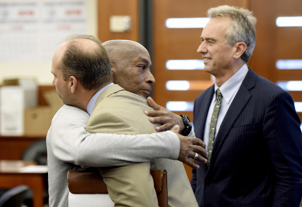 Le jardinier Dewayne Johnson (g.) enlace l'un de ses avocats à l'issue du verdict.