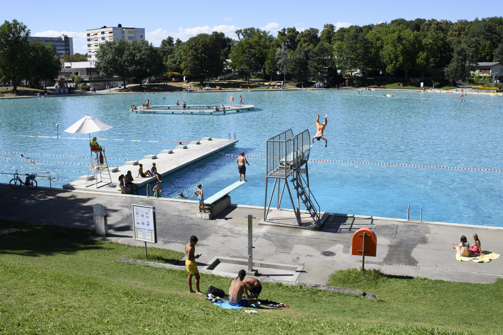 Pour faire le tour de la piscine à pied, il faut marcher quelque 460 mètres.