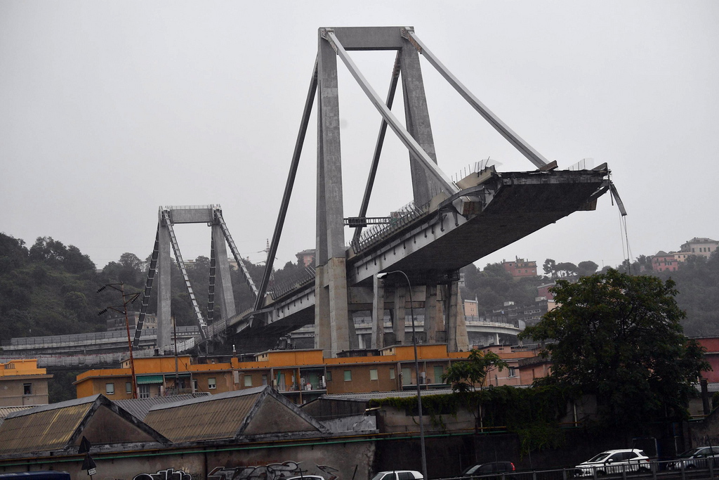 Le pont s'est effondré vers 11h30 alors qu'un violent orage s'abattait sur la région de Gênes.