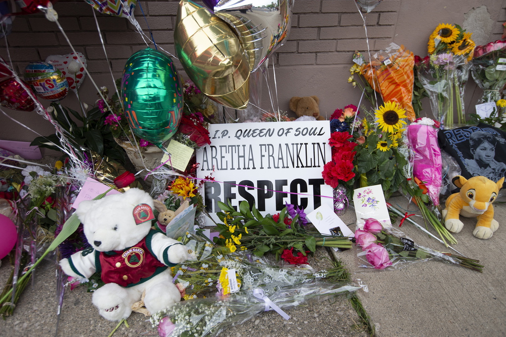Depuis l'annonce de la mort de la chanteuse Aretha Franklin, les hommages affluent devant l'église baptise de New Bethal, à Détroit. 
