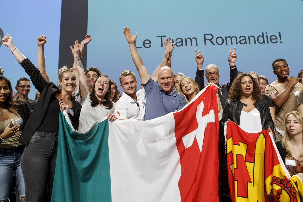 Parrains de l'équipe romande, Dider Cuche et le conseiller fédéral Guy Parmelin (à droite derrière), ont posé avec les candidats.