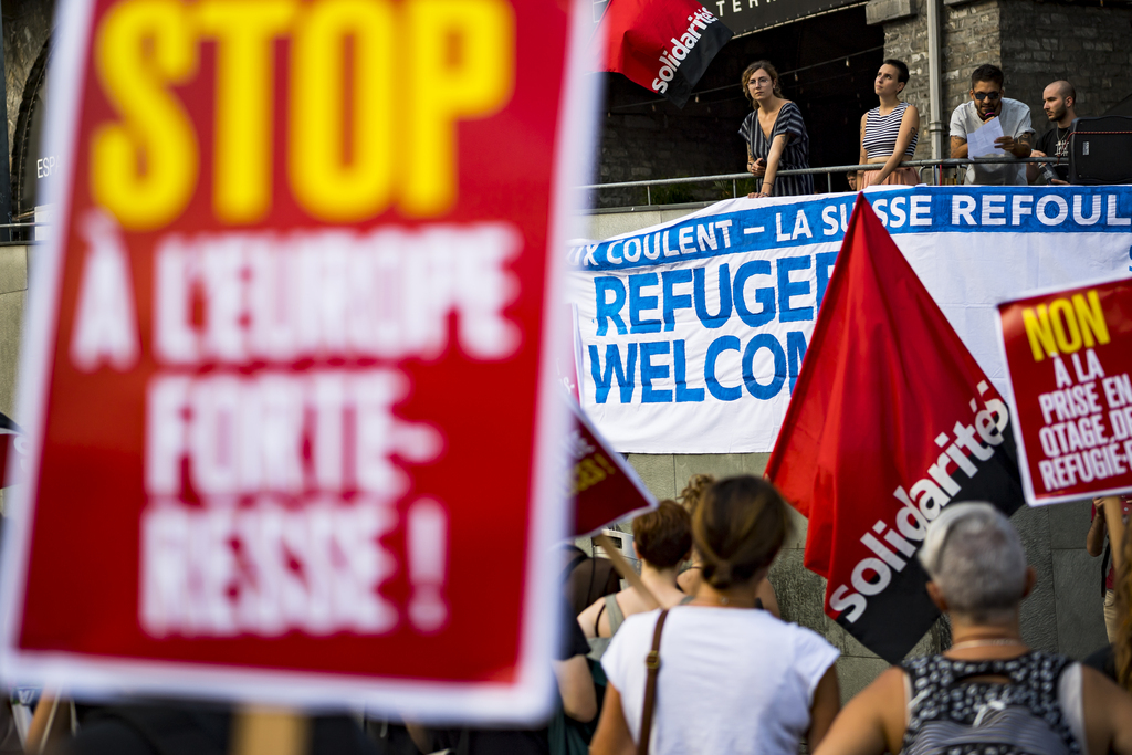 Des rassemblements ont eu lieu mercredi en fin d'après-midi à Genève et à Lausanne contre la politique d'asile inhumaine de l'Italie, de la Suisse et de l'Union européennes (UE).