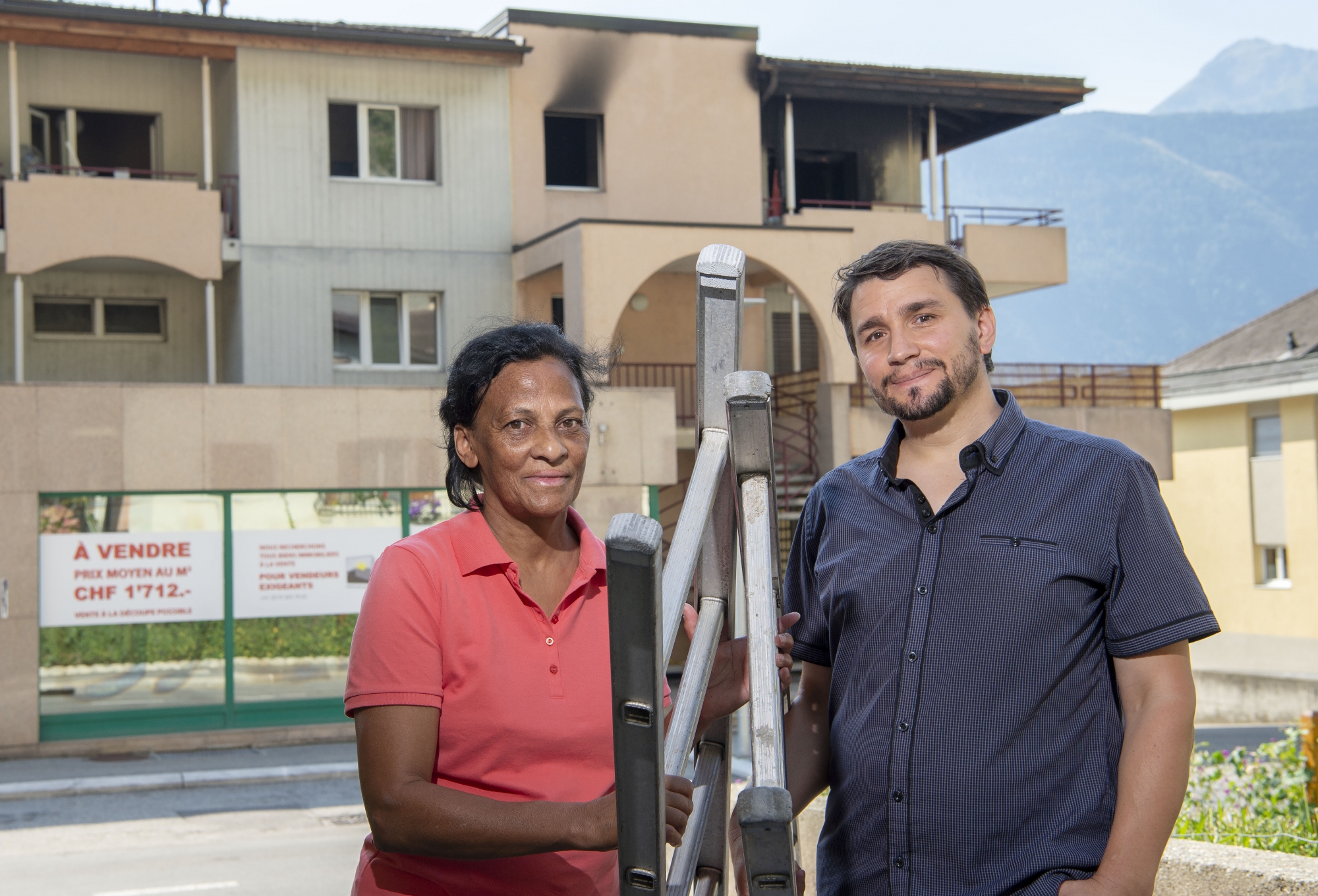 Marie-Christiane Bender, ici avec un autre secouriste, Alain Léger, devant le logement où ils sont intervenus à Fully le 30 juillet 2018.