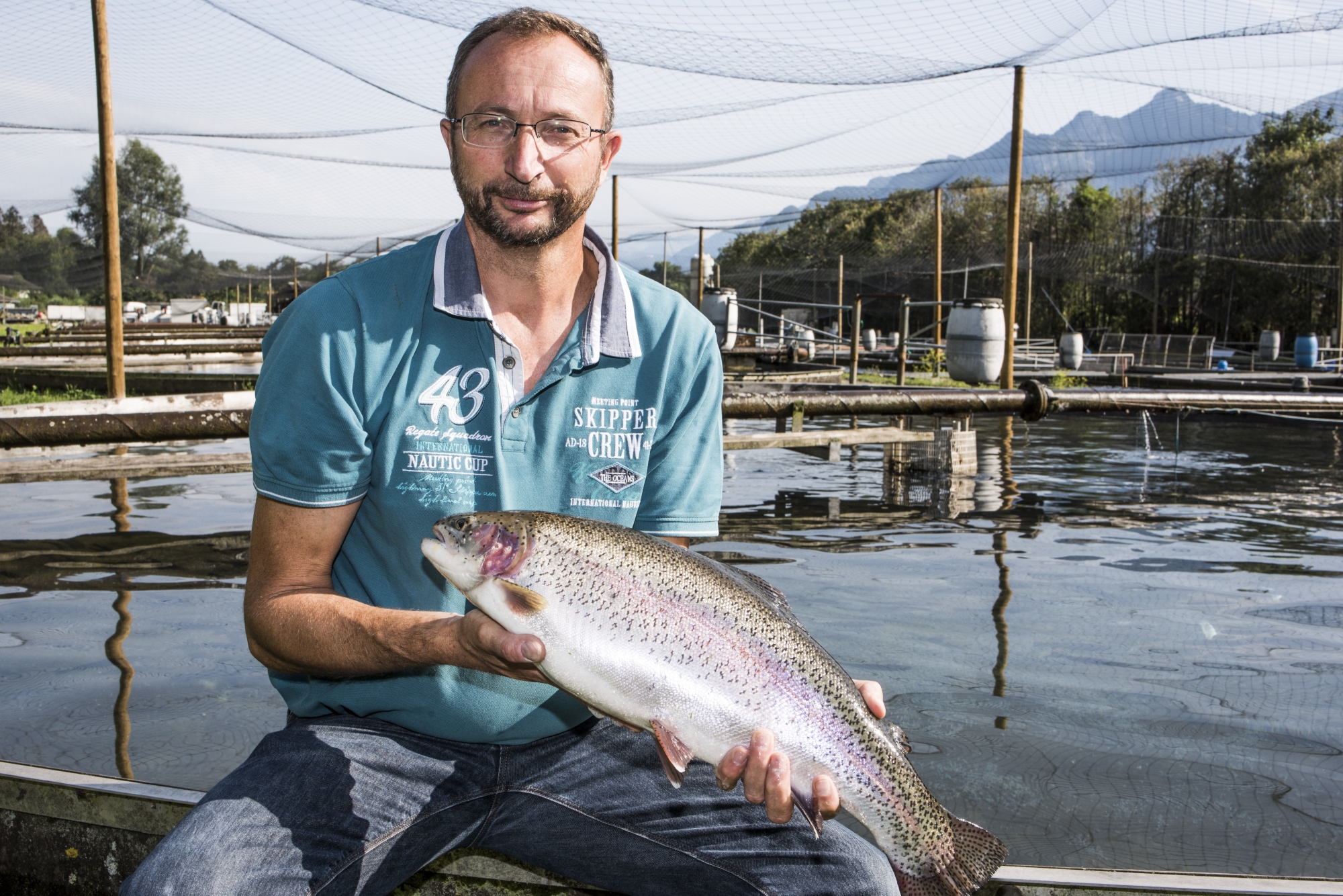 Christophe Cohendet, chef d'exploitation de la pisciculture de Vionnaz, prend soin de quelque 1,5 million de truites arc-en-ciel, dont les plus grosses font quatre kilos.