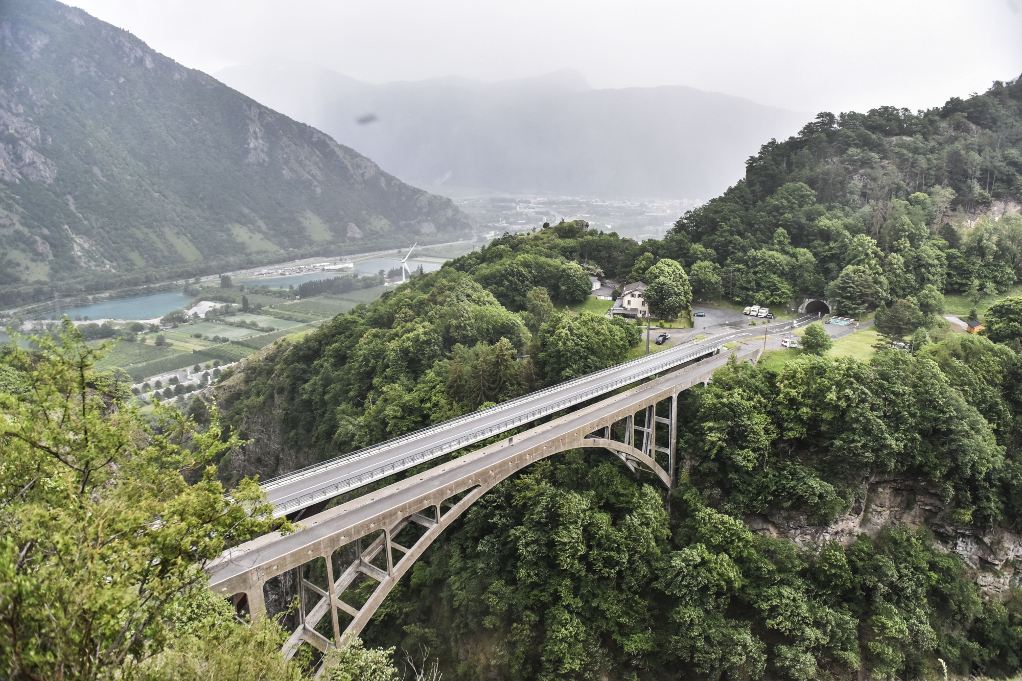 Les motards ont croisé la route d'une patrouille de la police du Salentin à deux contours en amont du pont de Gueuroz, entre Salvan et Martigny. 