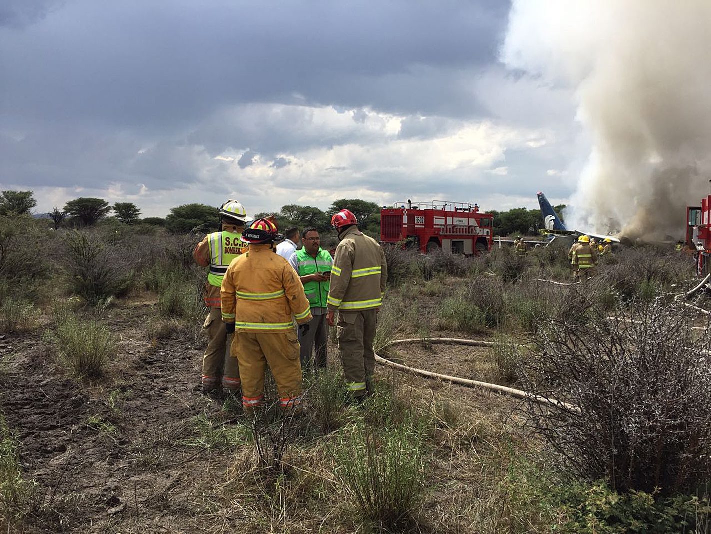 epa06920964 A handout photo made available by the Civil Protection State Coordination (CPCE) shows emergency personnel at the site where an Aeromexico plane crashed, in Durango, Mexico, 31 July 2018. 80 people were reported to be on board. No official casualty report has been released.  EPA/Civil Protection State Coordination (CPCE) HANDOUT BEST QUALITY AVAILABLE HANDOUT EDITORIAL USE ONLY/NO SALES MEXICO ACCIDENT