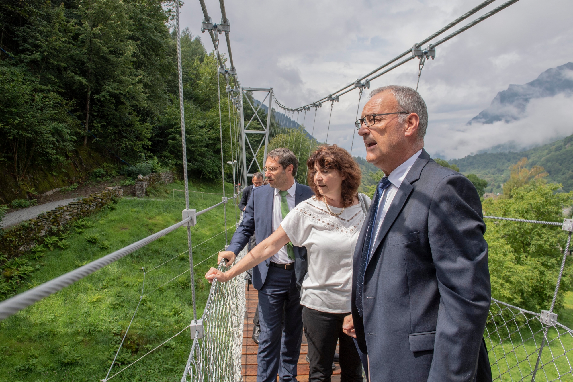 Christian Rathgeb, Rgierungrat Kanton GR, links, Anna Giacometti, Gemeindepraesidentin Bregaglia, Mitte, und Bundesrat Guy Parmelin, rechts, bei der Besichtigung von Bondo vor der Medienkonferenz "1 Jahr nach dem Bergsturz in Bondo", am Montag, 13. August 2018. Am 23. August 2017 ereignete sich der groesste Bergsturz in Graubuenden seit Jahrzehnten, der acht Menschenleben forderte. Murgaenge durch das Val Bondasca erreichten den etwa vier Kilometer entfernten Ort Bondo im Bergell und fuehrten dort zu Evakuierungen und Zerstoerungen. (KEYSTONE/Giancarlo Cattaneo) SCHWEIZ BERGSTURZ BONDO JAHRESTAG