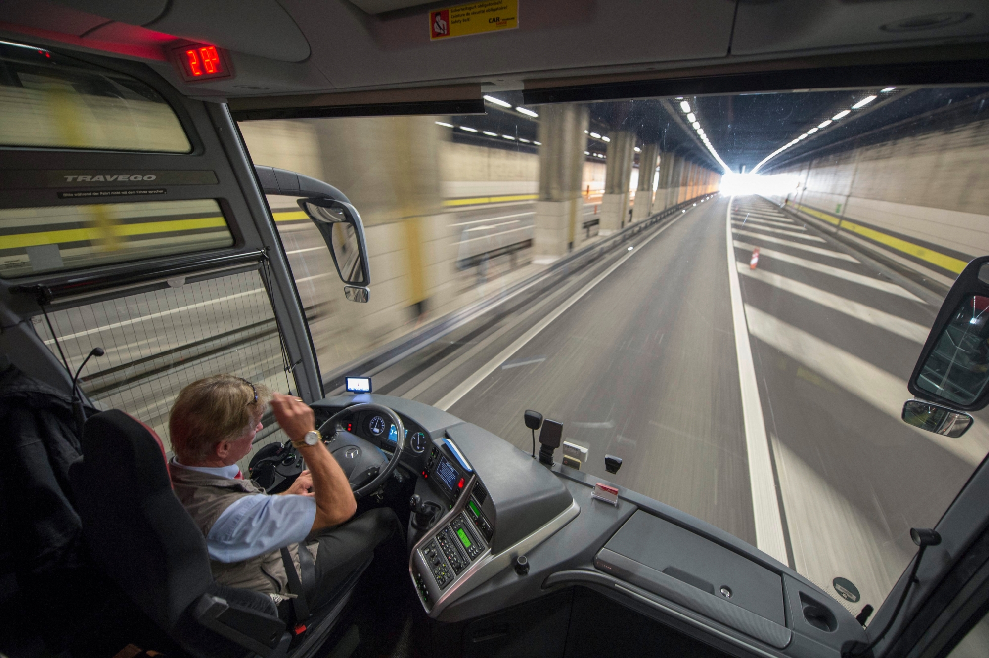 Ein Car Chauffeur bei seiner Fahrt durch den Gotthard Strassentunnel anlaesslich einer Medienfuehrung durch den Gotthard Tunnel von Freitag 4. September 2015 bei Goeschenen.   SCHWEIZ GOTTHARD TUNNEL