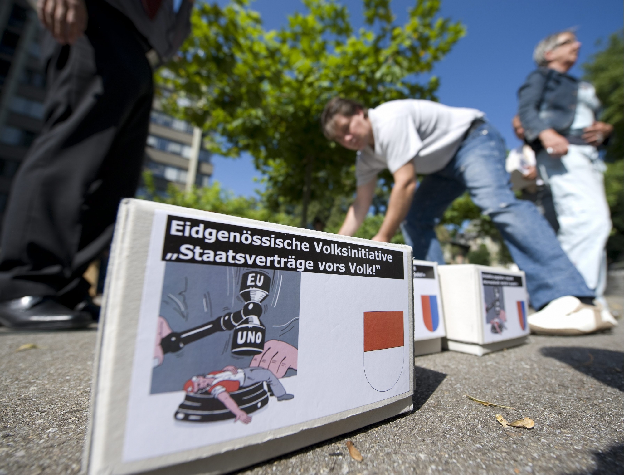 Mitglieder der AUNS reichen die Volksinitiative "Staatsvertraege vors Volk" ein, am Dienstag 11. August 2009 in Bern. (KEYSTONE/Peter Schneider) SCHWEIZ INITATIVE "STAATSVERTRAEGE VORS VOLK"