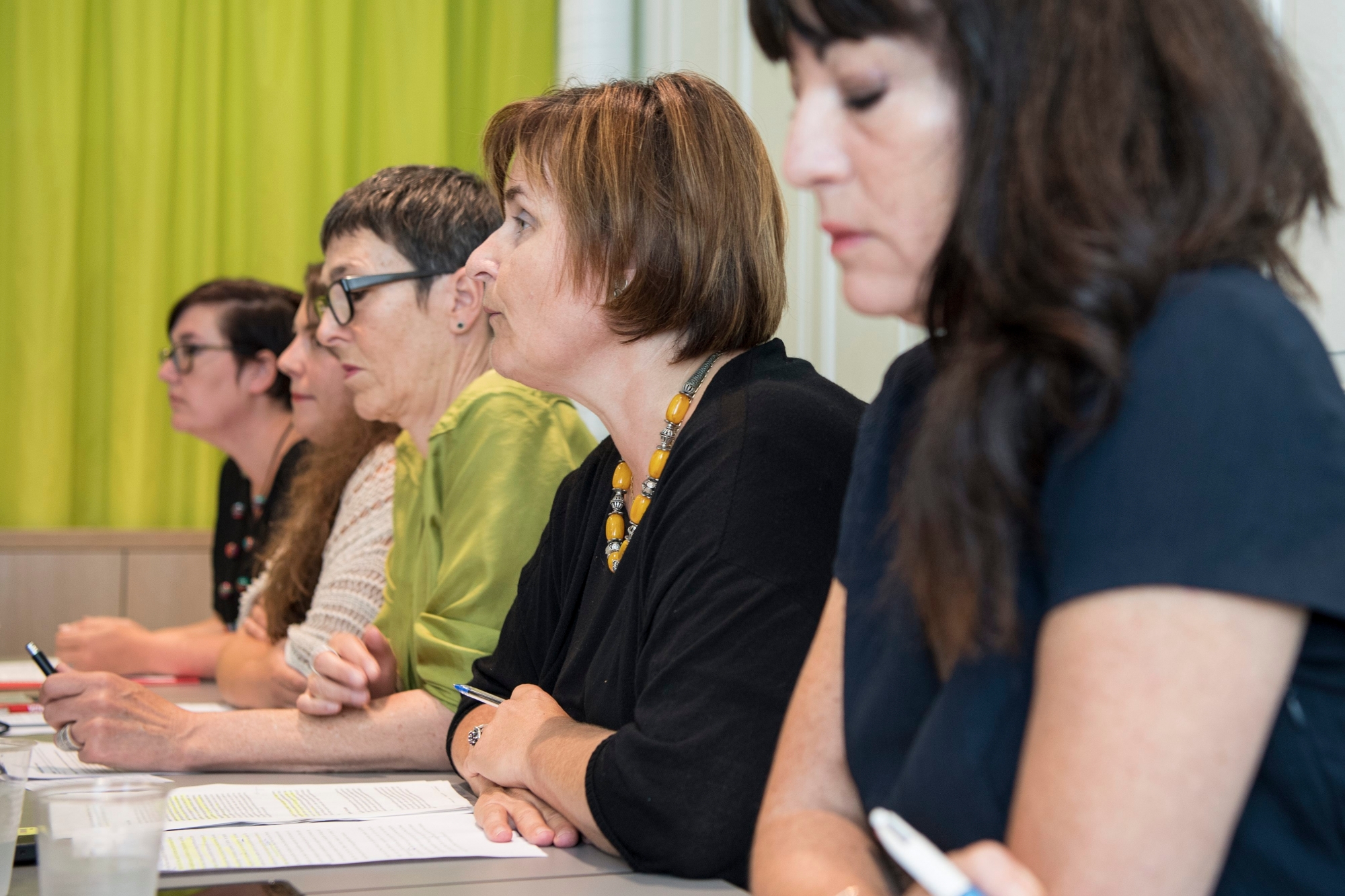 Martine Docourt, Co-Praesidentin SP Frauen, Tamara Funiciello, Vizepraesiedentin und Praesidentin JUSO, Barbara Gysi, Vizepraesidentin und Nationalraetin SG, Marina Carobbio, Vizepraesidentin und Nationalraetin TI und Geraldine Savary, Vizepraesidentin und Staenderaetin VD, von links, von der SP-Schweiz sprechen an einer Medienkonferenz zum Fuenf-Punkte-Plan gegen Gewalt an Frauen, am Freitag, 17. August 2018, in Bern. (KEYSTONE/Peter Schneider) SCHWEIZ SP GEWALT GEGEN FRAUEN "FUENF PUNKTE PLAN"