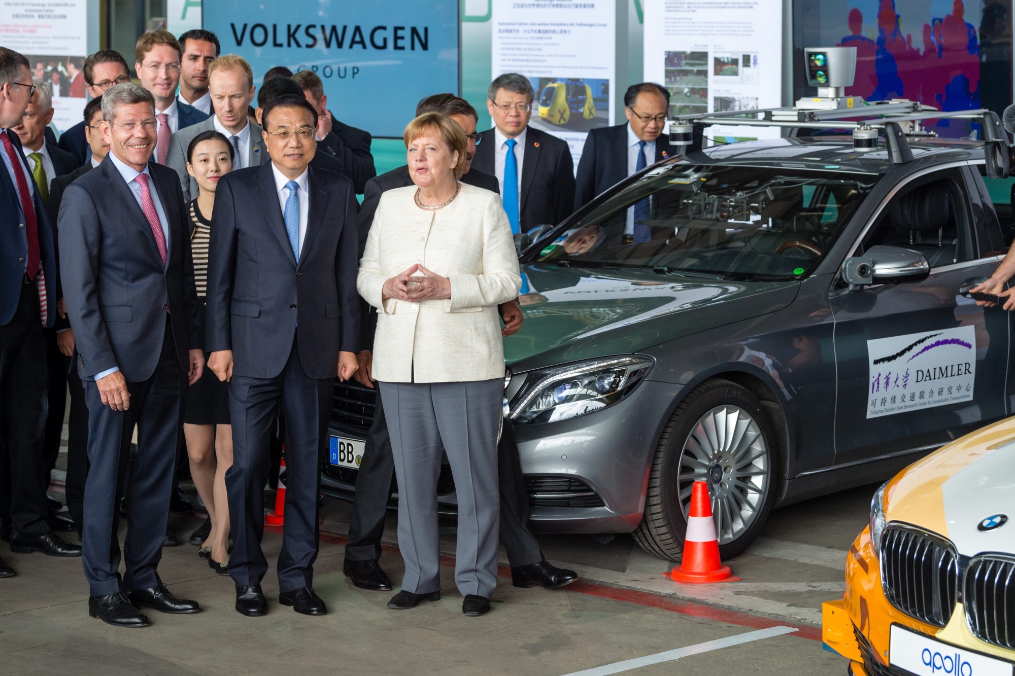 epa06877439 Chinese Premier Li Keqiang (C), German Chancellor Angela Merkel (R) and Bernhard Mattes (L), President of the Association of the Automotive Industry (VDA), during a presentation on autonomous driving during the 5th German-Chinese government consultations in Berlin, Germany, 10 July 2018. The main topic of the intergovernmental consultations taking place form 08 to 10 July in Berlin will be the deepening of German-Chinese cooperation with a special focus on questions of economic exchange.  EPA/JENS SCHLUETER DEUTSCHLAND BESUCH CHINA