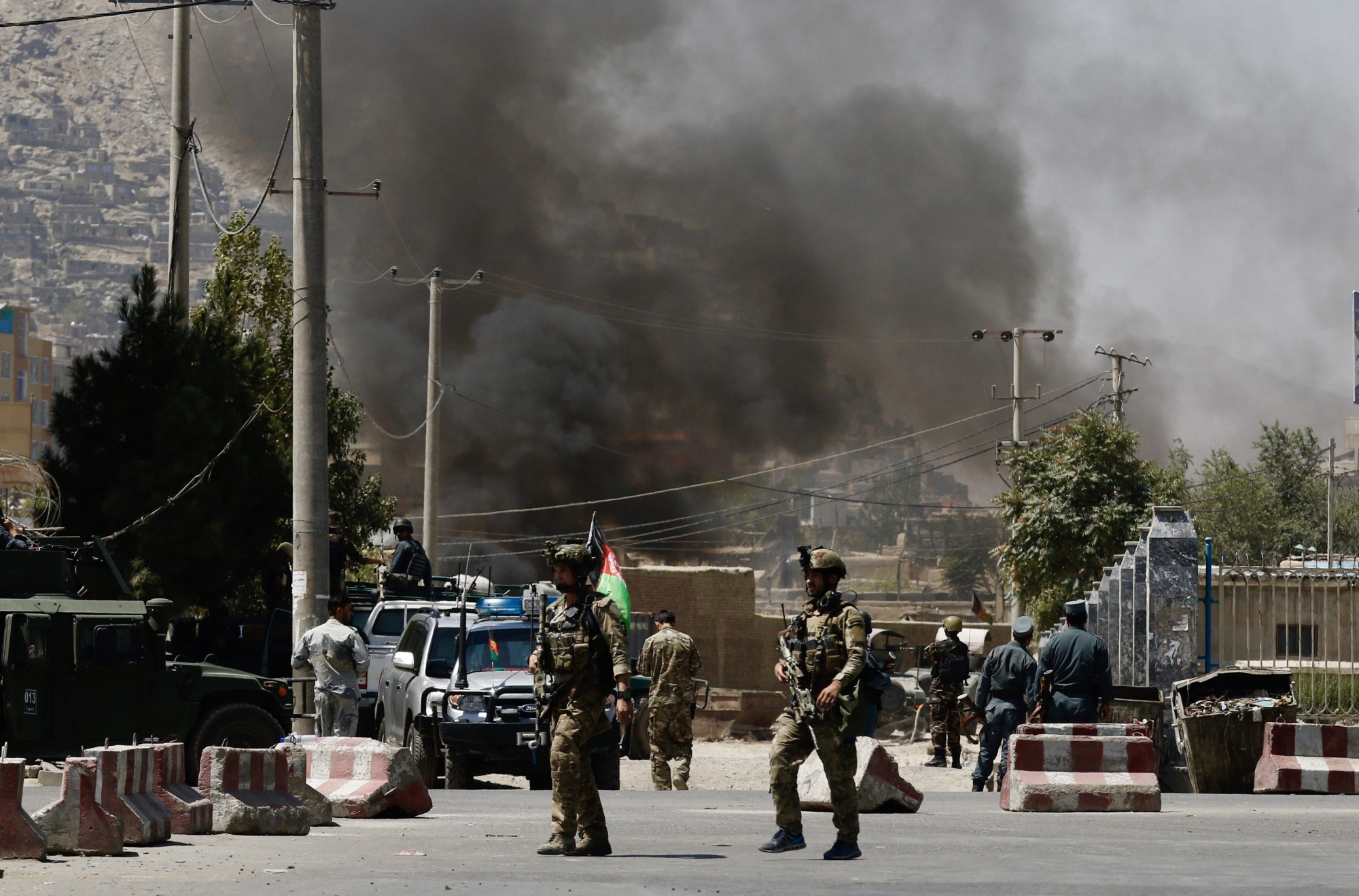epa06961841 Smoke billows after armed militants attacked the area close to the Presidential place and other government offices, during Eid al-Adha celebrations in Kabul, Afghanistan, 21 August 2018. Afghan security forces are engaged in the operation to clear the area of militants.  EPA/HEDAYATULLAH AMID AFGHANISTAN CONFLICTS EID AL-ADHA ATTACK