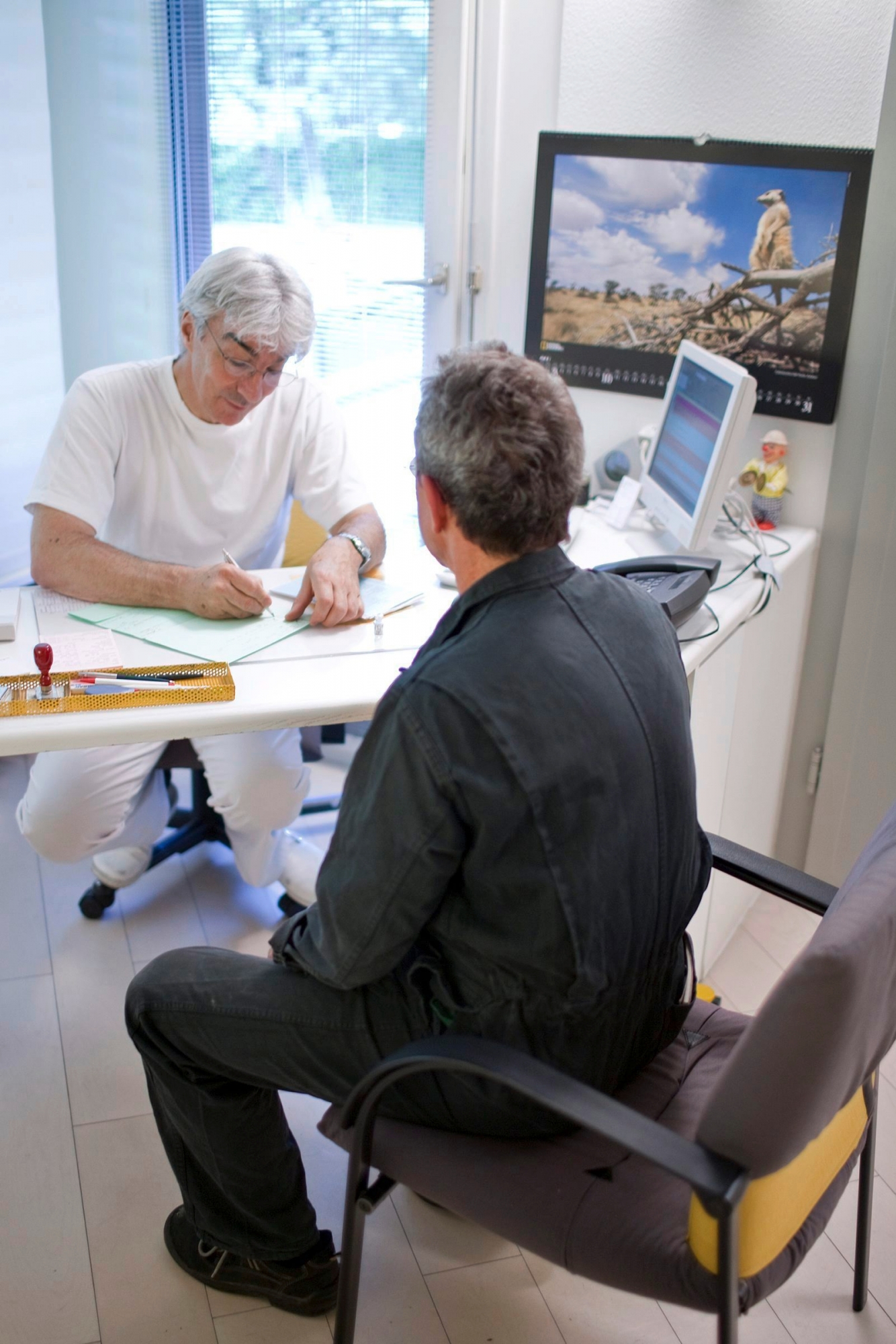 Hausarzt Hansueli Spaeth bespricht sich am 18. Mai 2009 in seiner Praxis in Langnau am Albis im Kanton Zuerich, Schweiz, mit einem Patienten. Die Gesundheitsdebatte geht heute Donnerstag im Staenderat weiter - ueber ein dutzend Vorstoesse stehen auf der Tagesordnung. (KEYSTONE/Gaetan Bally) === NO SALES, NO ARCHIVES === BILDPAKET HAUSARZT