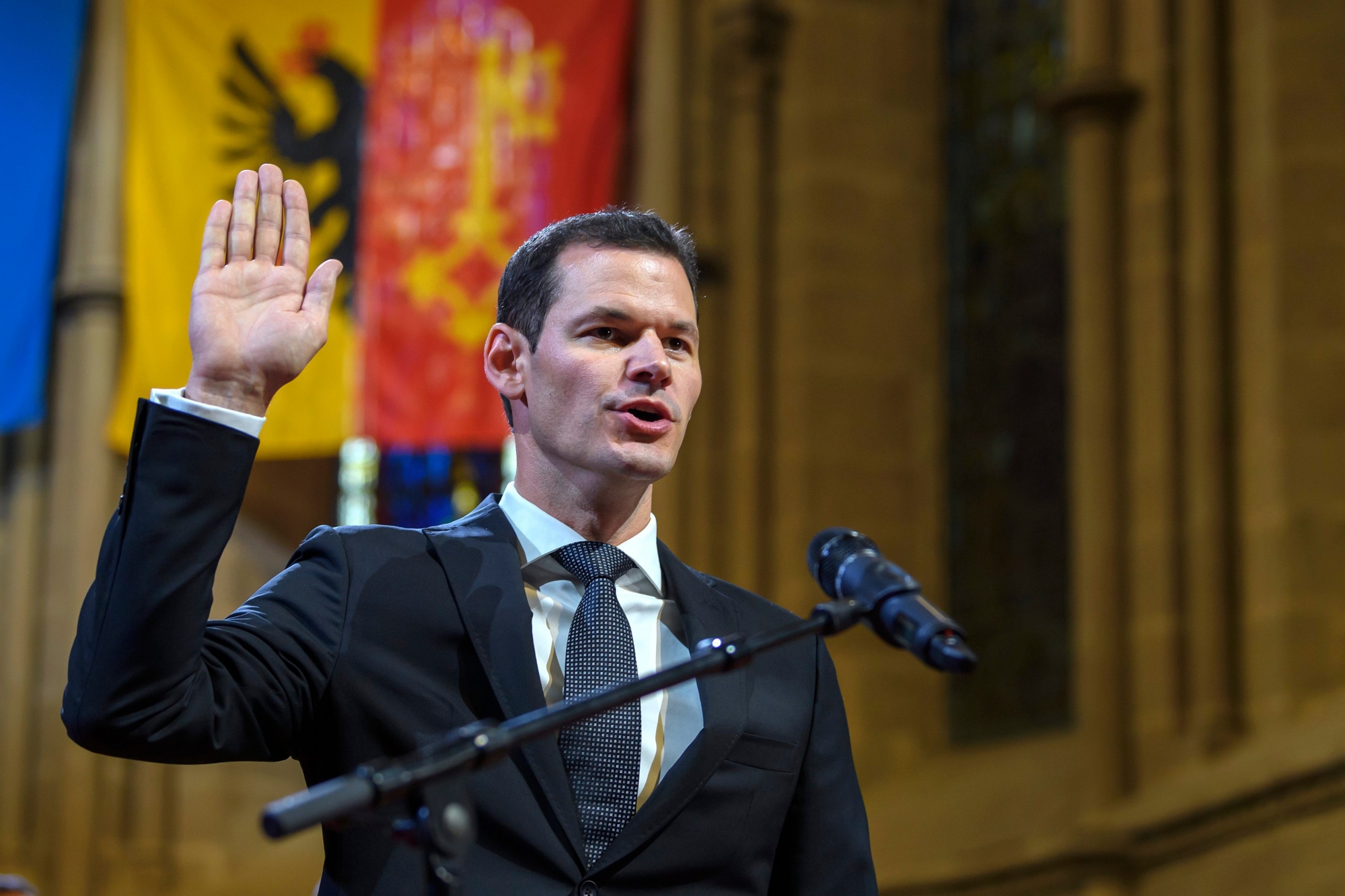 Le president du Conseil d'Etat genevois, Pierre Maudet, prete serment en levant le bras, lors de la Prestation de serment du Conseil d'Etat a la cathedrale Saint-Pierre, ce jeudi 31 mai 2018 a Geneve. Les sept conseillers d'Etat genevois elus au debut du mois ont prete serment jeudi en la cathedrale Saint-Pierre. Le president de l'executif pour la duree de la prochaine legislature a expose dans son discours, les grandes lignes du programme politique du nouvel executif. (KEYSTONE/Martial Trezzini) SUISSE GENEVE PRESTATION DE SERMENT CONSEIL DÕETAT