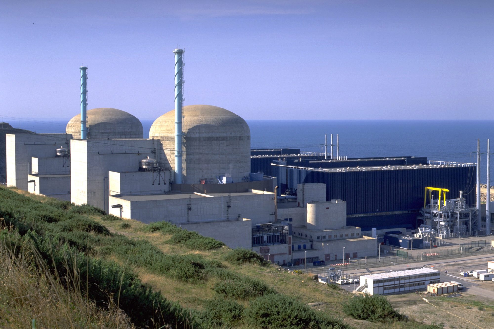Undated recent photo of the current nuclear plant of Flamanville, Normandy, provided by Electricite de  France (EDF), France's state-run utility company. EDF said Thursday Oct.21, 2004 it has chosen Flamanville for the first in a new generation of  nuclear power plants in the nuclear-dependent country. The plant is billed as more efficient, safer and environmentally  friendly than current models. (KEYSTONE/AP Photo/Pierre Berenger, EdF) ** NO SALES ** FRANCE NUCLEAR PLANT