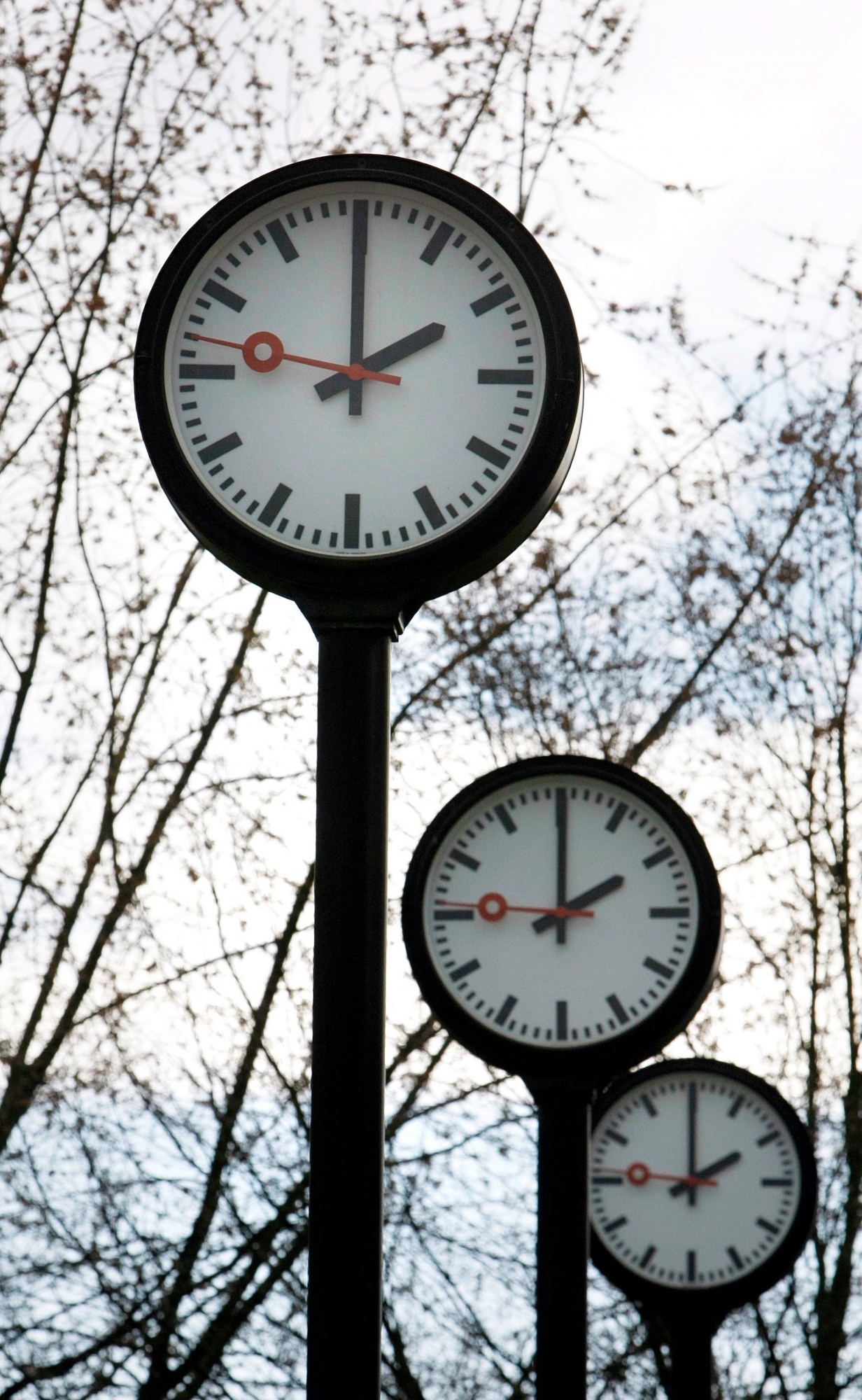 Die Zeiger der Uhren im Volksgarten in Duesseldorf zeigen am Dienstag, 25. Maerz 2008, auf 2 Uhr. Am kommenden Sonntag wird die Uhr in Deutschland von 2 Uhr Normalzeit auf 3 Uhr Sommerzeit umgestellt. (KEYSTONE/AP Photo/Martin Meissner) DEUTSCHLAND ZEITUMSTELLUNG