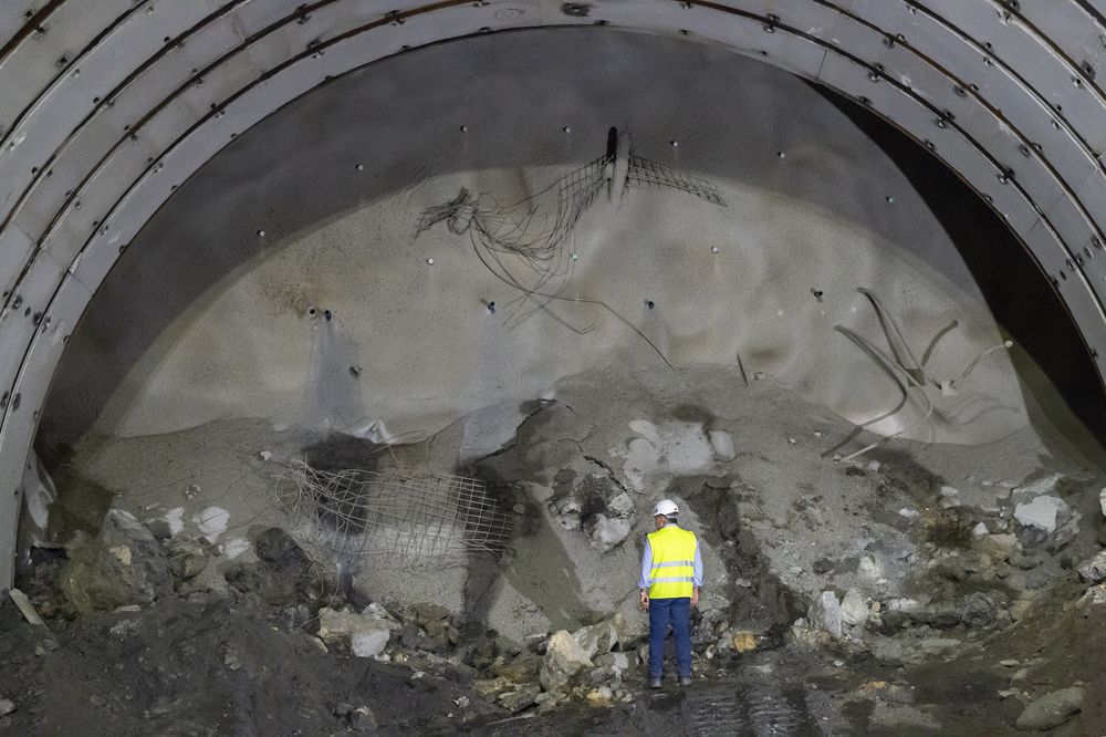 Jacques Melly au fond du tunnel de Riedberg ce jeudi 23 août. Les travaux reprendront début septembre. Ils devraient durer dix-sept mois de plus que prévu. L'ouverture de l'ouvrage est agendée à l'horizon 2023-2024.