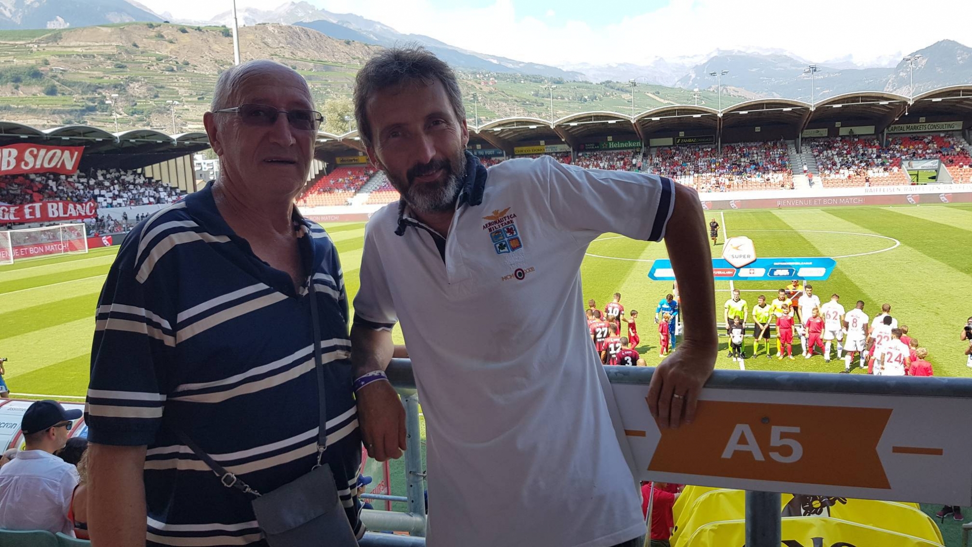 Boubou Richard et Stéphane Fournier, journaliste du "Nouvelliste" dans les tribunes du stade de Tourbillon lors du match Sion - Neuchâtel Xamax