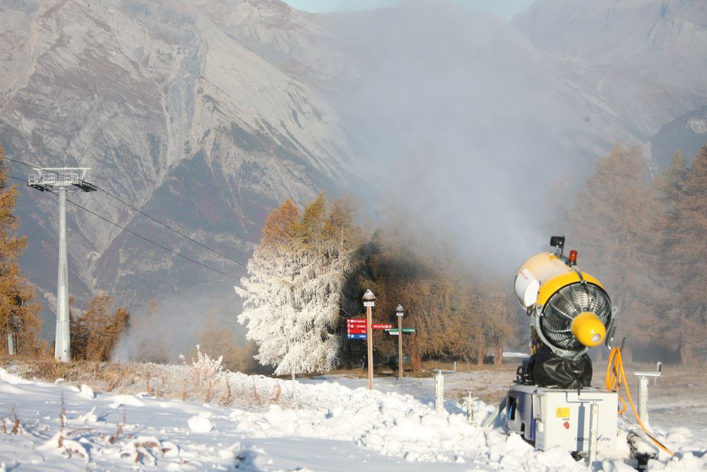 Les stations valaisannes misent sur l'enneigement artificiel pour conserver la durée de la saison d'hiver.