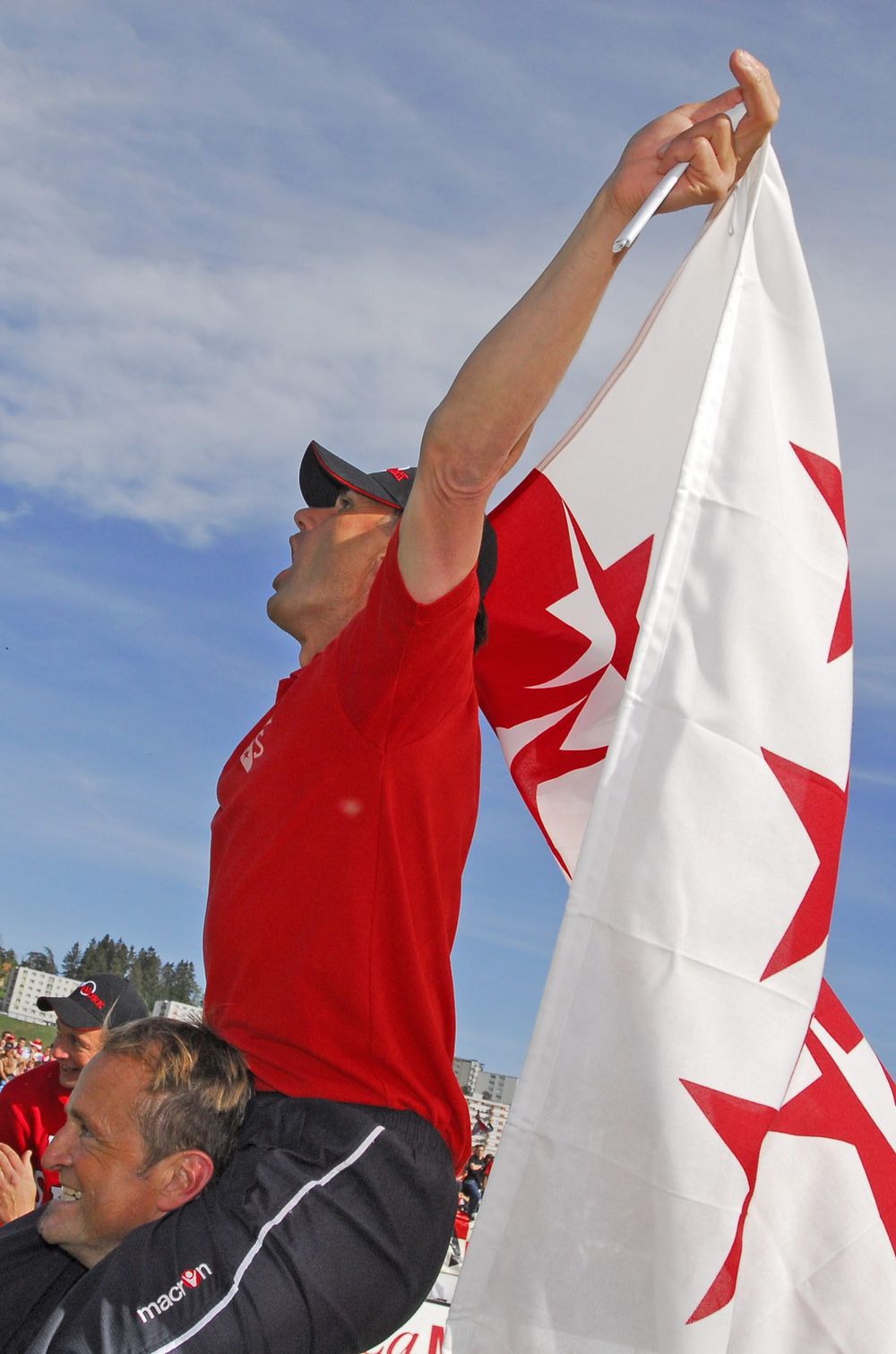 >Christophe Moulin porte le drapeau treize étoiles après la victoire en barrage contre Neuchâtel Xamax en 2006