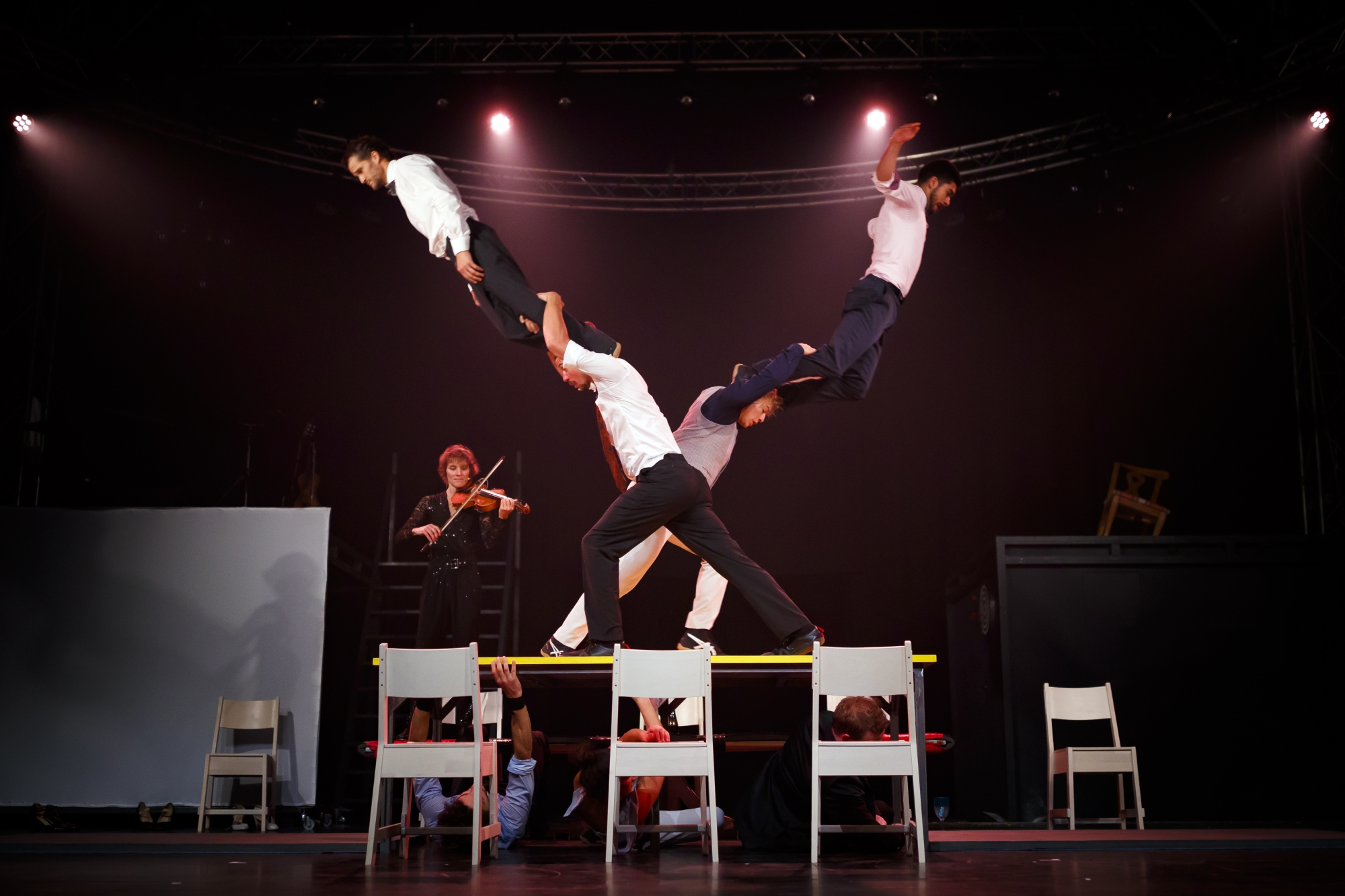 Non contente de maîtriser les arts circassiens, la troupe «Machine de cirque» apporte une touche de modernité à ce spectacle unique, conçu spécialement pour «Cirque au sommet».