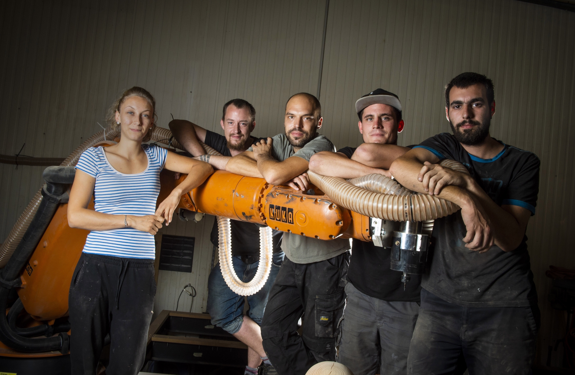 Le collectif d'artistes CTRL pose autour de Bob, leur nouveau robot sculpteur. Avec Aurélie Nanchen, Martin Broquet, Nikolaos Spanos, Nicolas Fontaine et Yannis Baggi-Maffioli.
