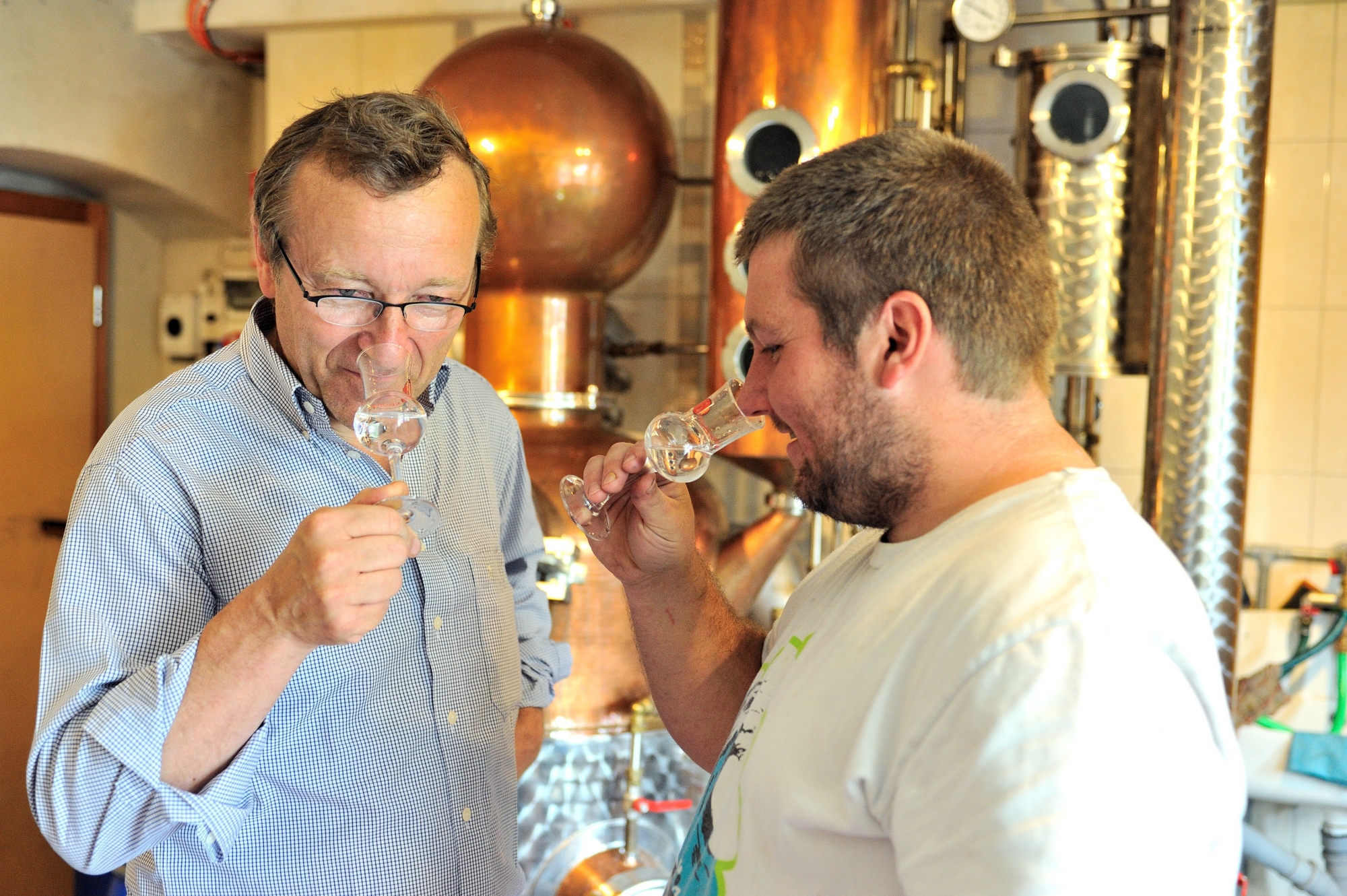 George Wenger et Sylvain Bourquard, distillateur à façon et producteur à Les Bois, en pleine dégustation.