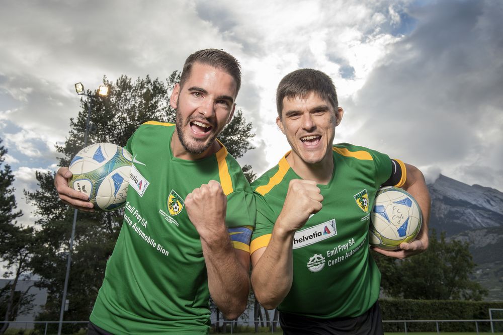 Marc Evéquoz et Denis Dessimoz unissent leurs efforts sous le maillot vert de l’espoir pour le FC Erde. 