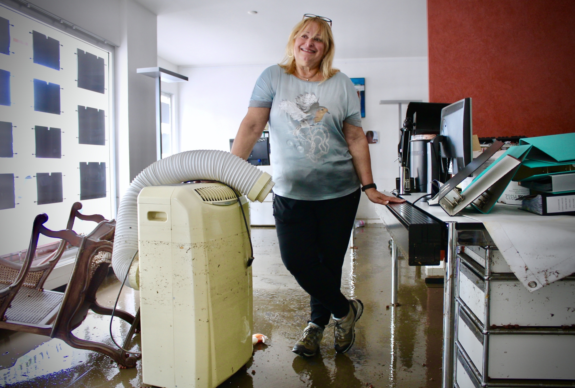 Yolande Claivaz était dans son agence immobilière quand la pluie a tout envahi. Toutefois, la professionnelle tente de garder le sourire.