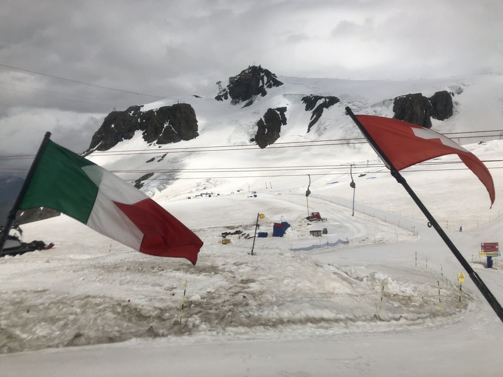 La fonte du glacier du Plateau Rosa, à cheval entre Zermatt et Cervinia, a fait bouger la frontière italo-valaisanne. Ce qui n'est pas sans conséquence pour le refuge des Guides du Cervin, aujourd'hui partagé en deux par la frontière.
