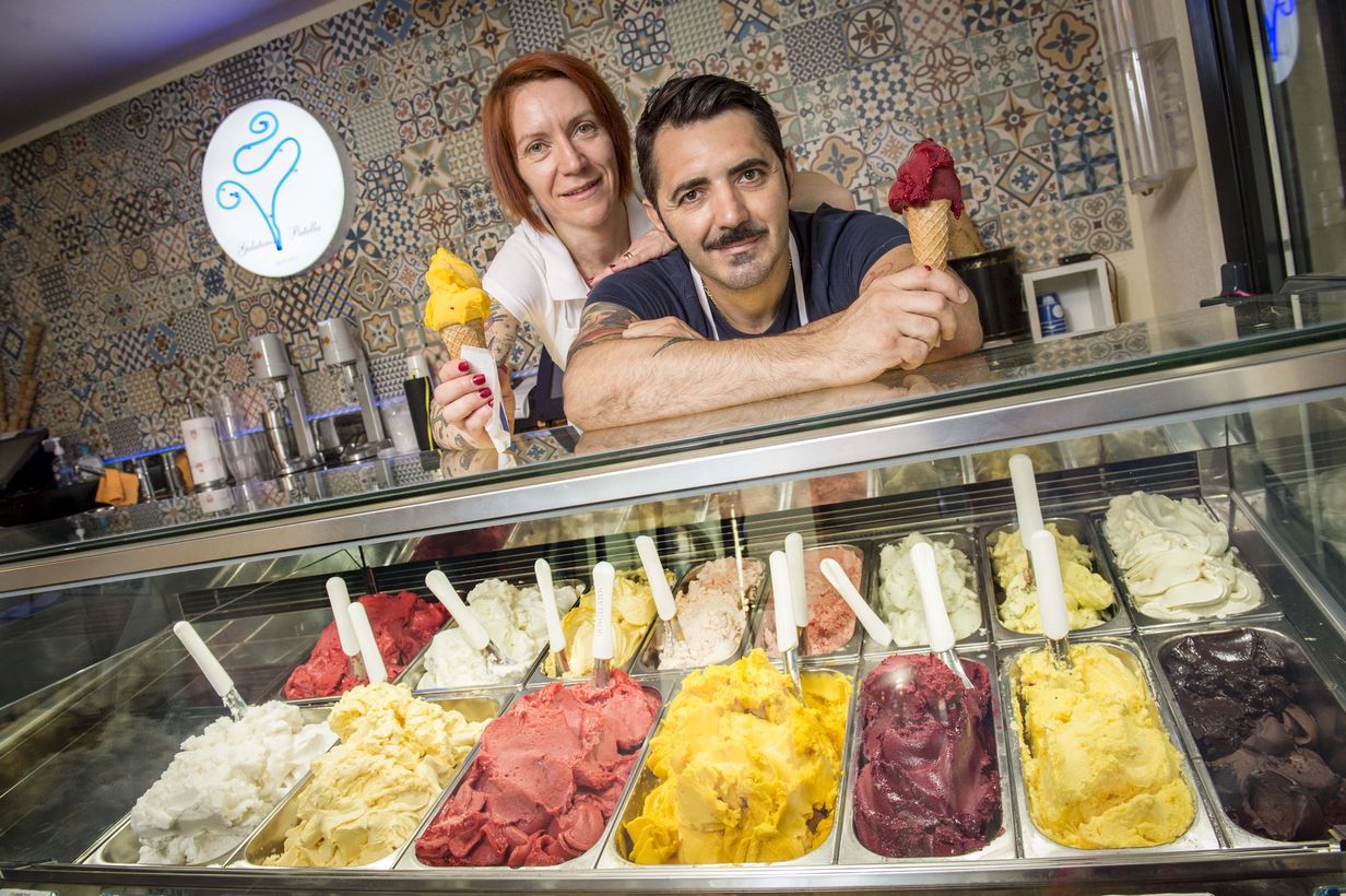 Gelateria Patella - 

Marielle et Giuseppe Patella fabriquent leurs  glaces artisanalement et ne comptent pas leurs heures en ces temps de canicule pour faire face à la forte hausse de la demande.