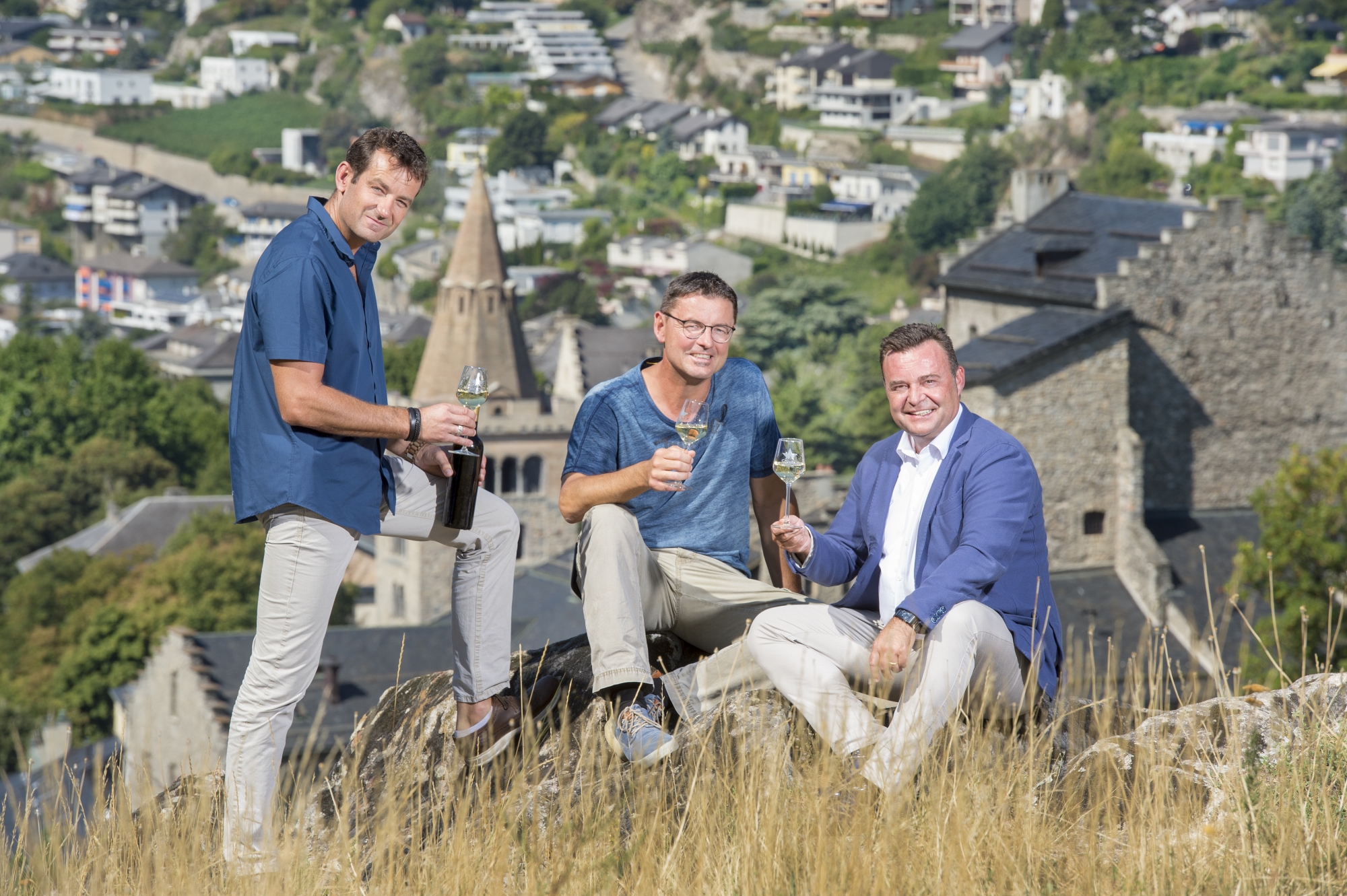 Jean-Marc Jacquod (directeur de l'office du tourisme), Frédéric Dumoulin (président de l'Association des encaveurs de Sion) et François Rampone (président des hôteliers de Sion) s'unissent pour créer des forfaits afin d'attirer les touristes.