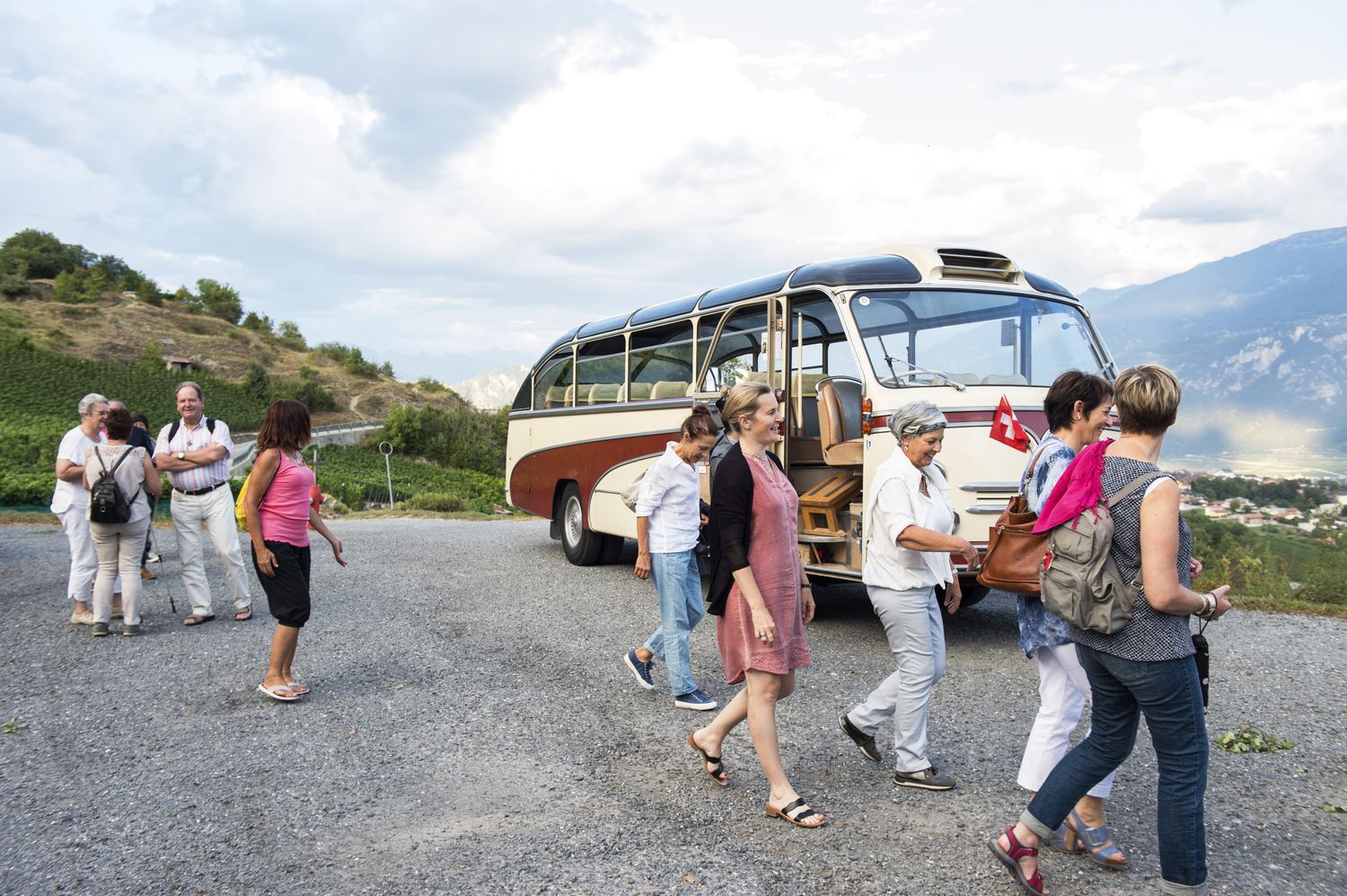 Ce charmant bus Saurer des années 50 transporte les spectateurs d'un lieu à l'autre.