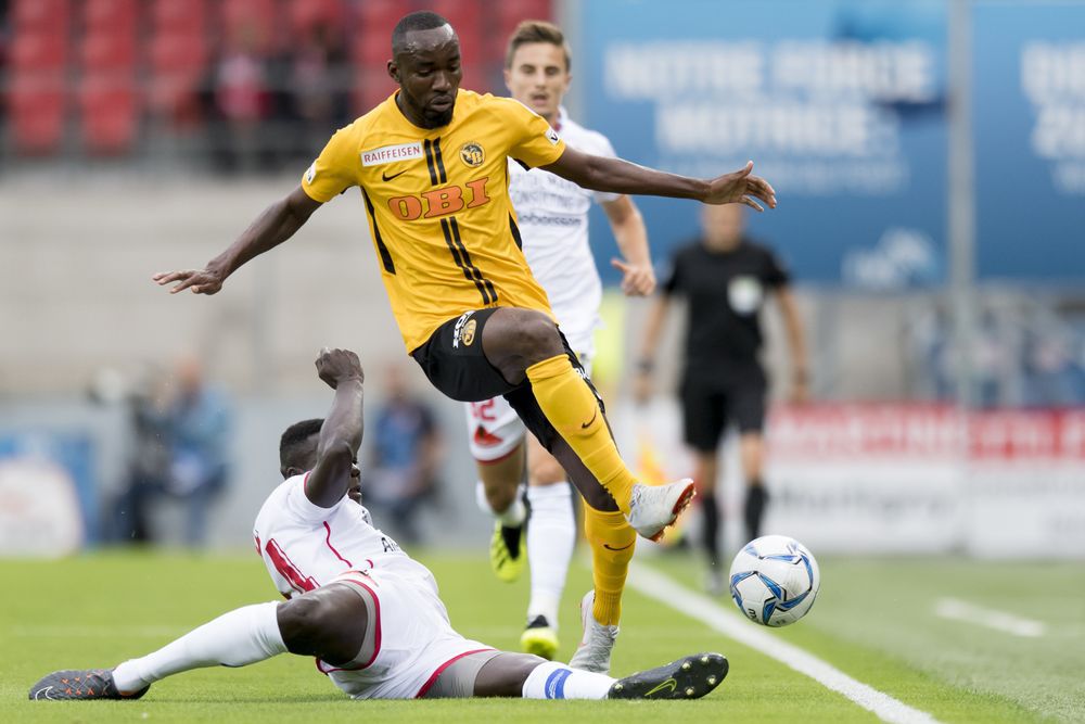 Birama Ndoye se retrouve à terre dans son duel avec Nicolas Ngamaleu, l'attaquant des Young Boys.