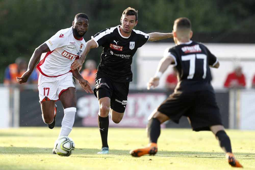 Alexandre Song tente de déborder en puissance Marko Dungabic et Christian Miani lors du match de Coupe de Suisse entre le FC Sion et le FC Köniz.