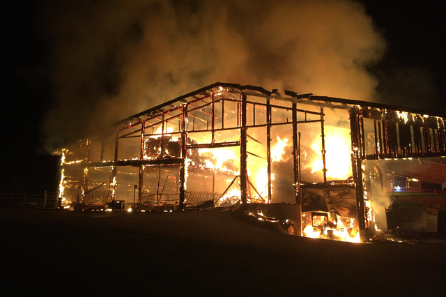 À l'arrivée des secours, la grange était déjà totalement la proie des flammes, indique la police cantonale de Fribourg dans un communiqué.