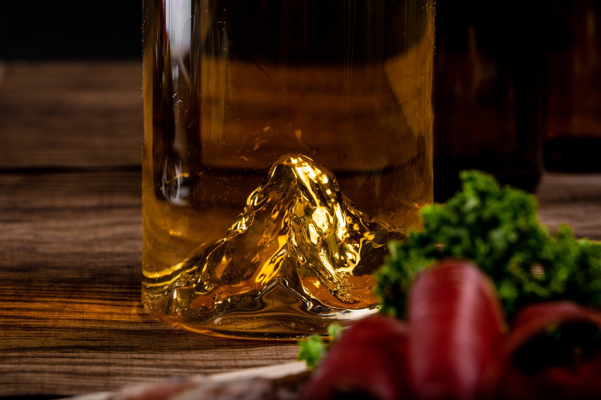 Après les bouteilles d'eau ou de vin, le Cervin se pose au fond d'un verre à bière.