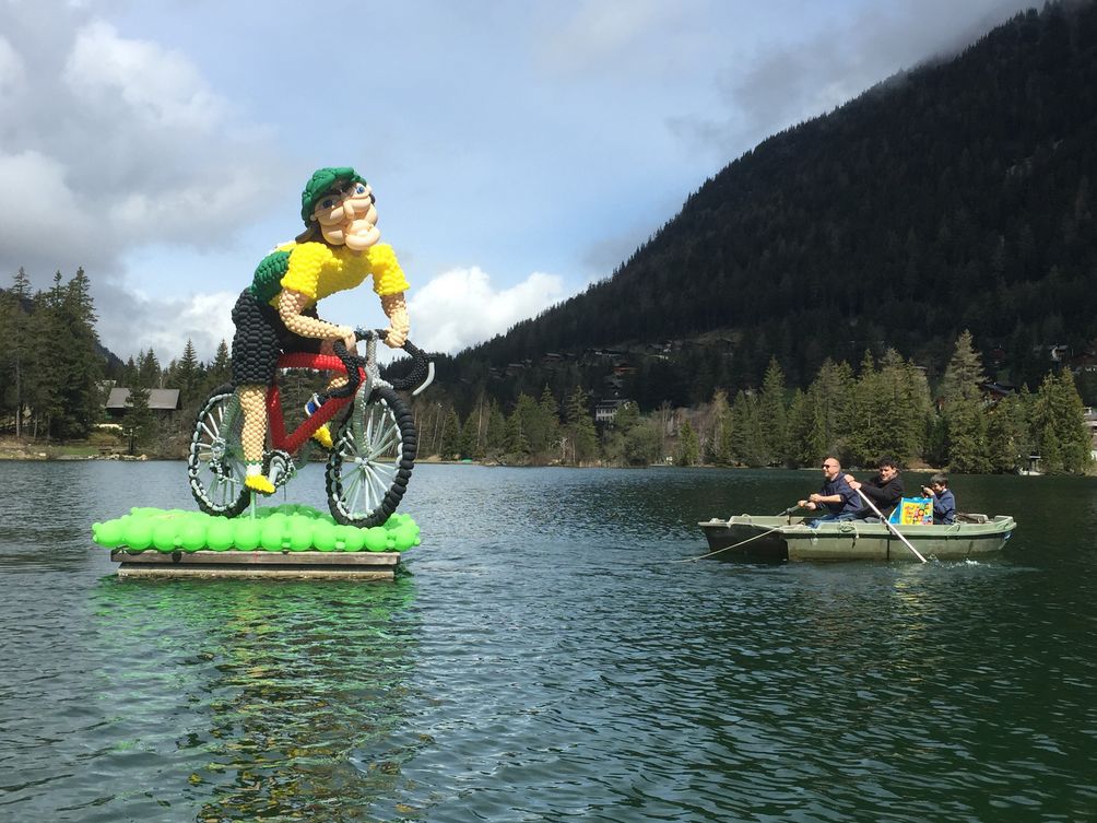 Les sculptures de ballons géantes seront visibles dès samedi sur le lac de Champex.