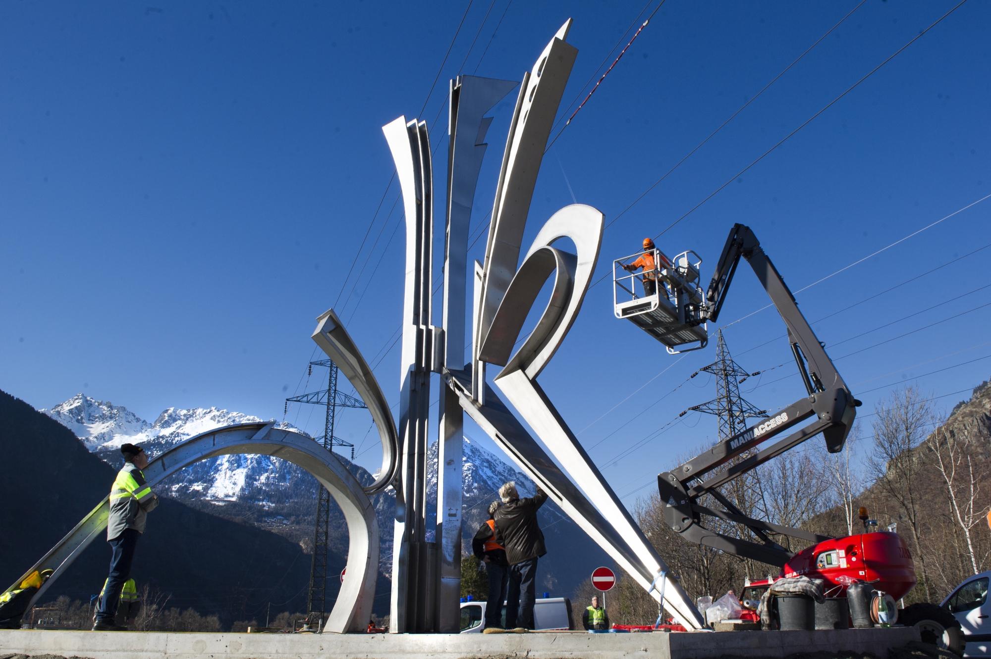 La sculpture d'acier sise sur le giratoire à la sortie d'autoroute Martigny-Fully pourrait avoir été endommagée par le vent. La photo montre son installation, en janvier 2018. 