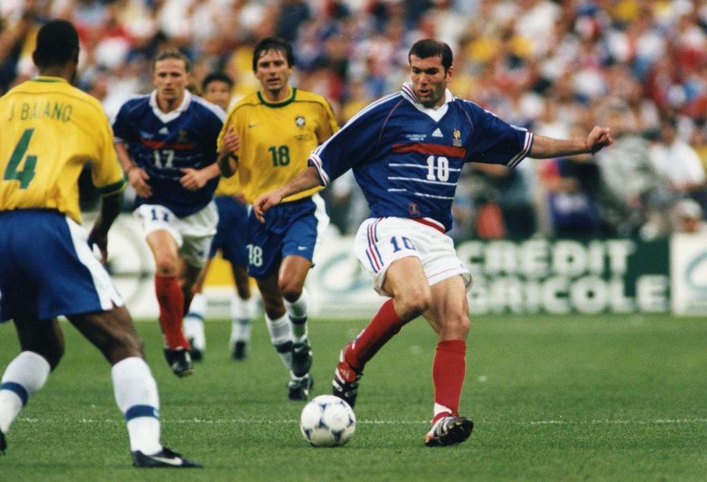 Le maillot en taille XL est celui porté en première mi-temps par Zidane, au cours de laquelle il a inscrit de la tête les deux premiers buts des Bleus.