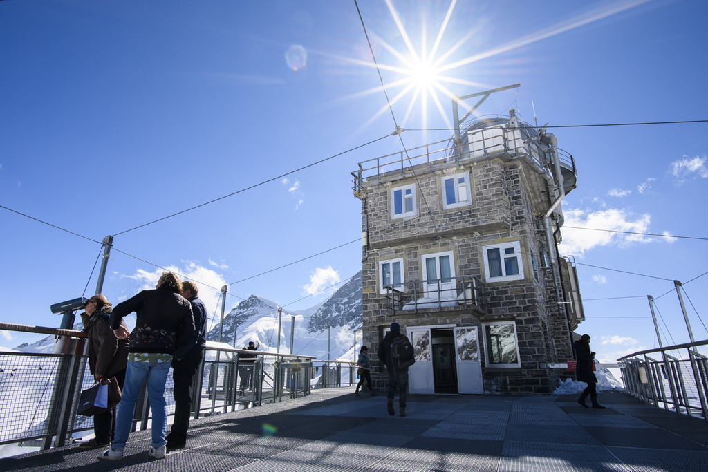 L'Observatoire du Sphinx du Jungfraujoch se situe à la limite des cantons de Berne et du Valais.