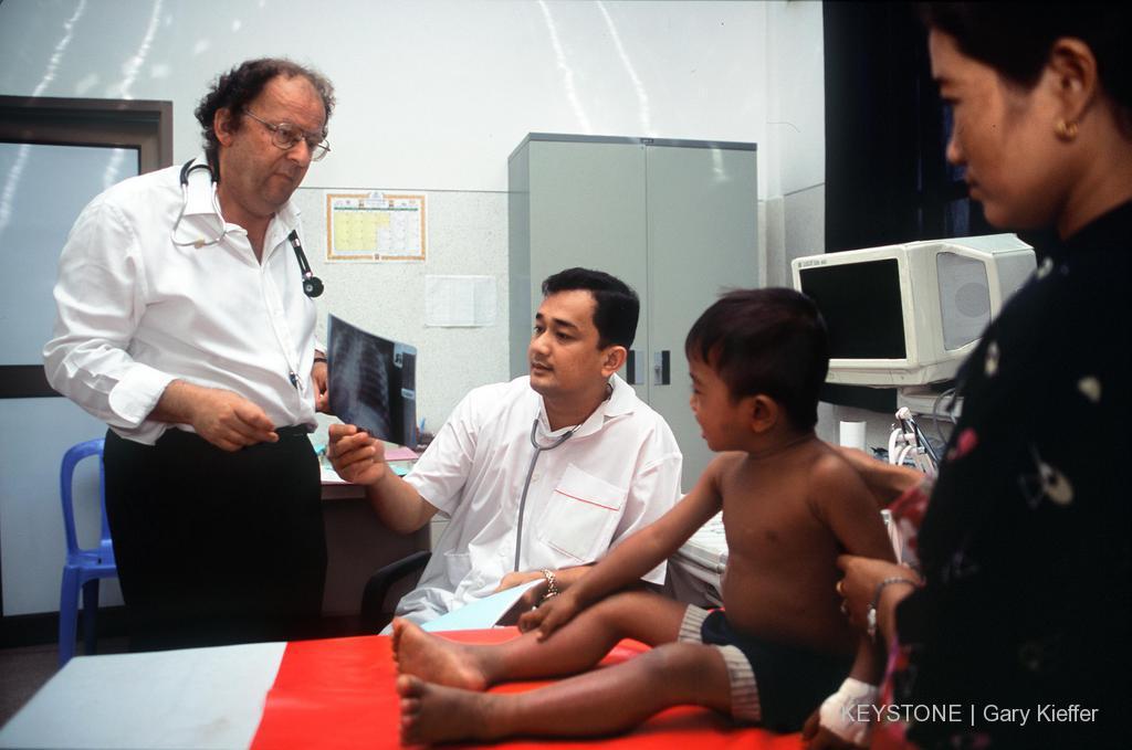Beat Richner a ouvert 5 cliniques gratuites au Cambodge.