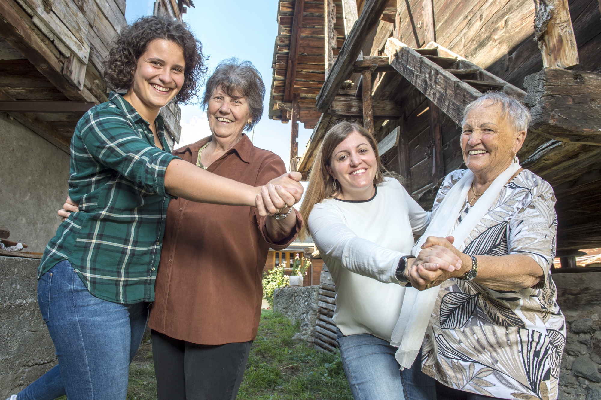 Dans les côsses de Basse-Nendaz, Sabrina Fournier, Anne-Marie Charbonnet, Agnès Fournier et Noëlie Fournier osent un pas de danse à quelques jours du cavoeuvoeu.