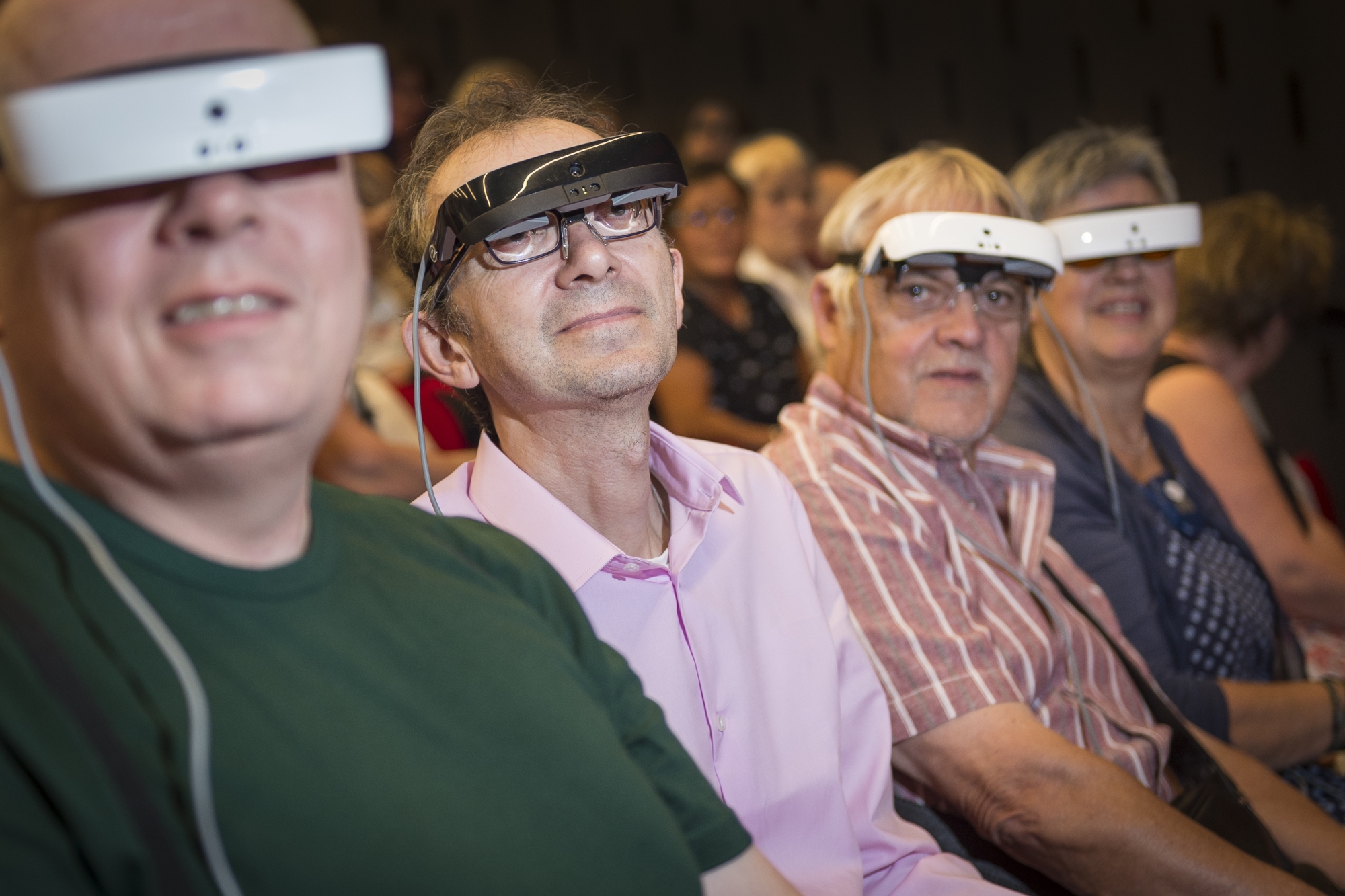 Quatre malvoyants ont testé les lunettes électroniques révolutionnaires, dimanche soir au Théâtre Alambic.