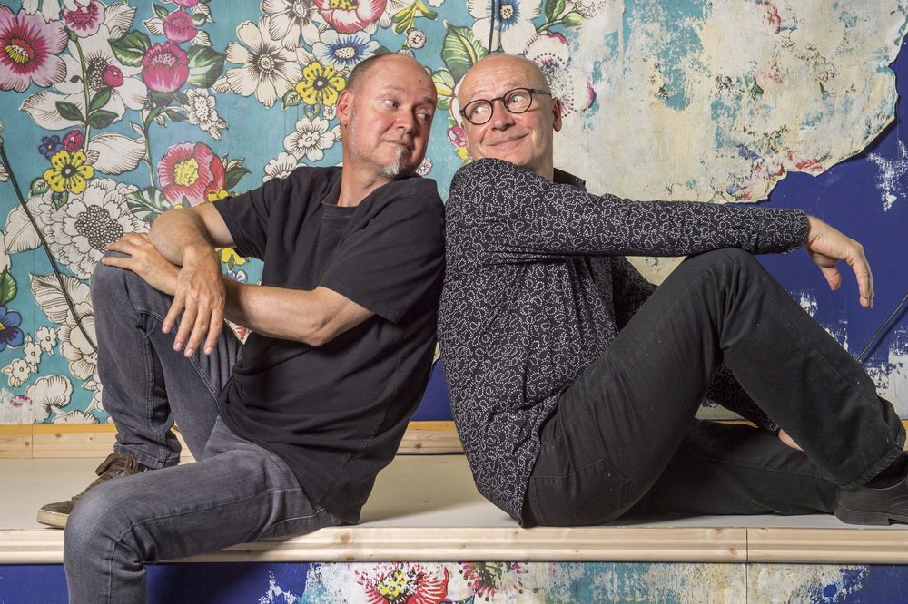 Pascal Rinaldi et Denis Alber dans le décor de leur dernière création "Frida, jambe de bois".