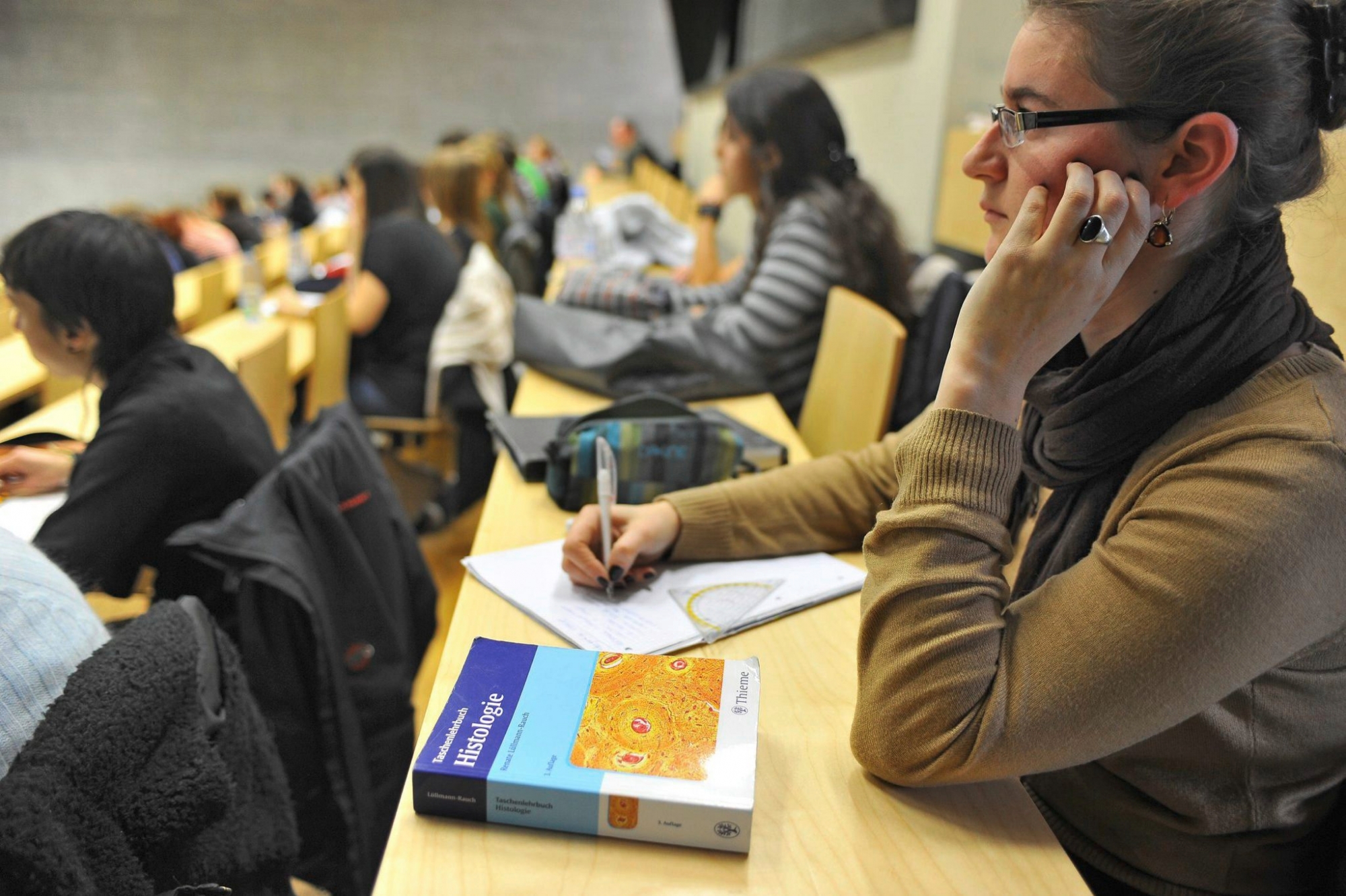 Etudiants en médecine lors d'un cours d'histologie donné par le professeur Marco Celio, à l'auditoire Joseph Deiss de l'Université de Pérolles 2.

Photo Lib/Alain Wicht Fribourg,le 28.11.2011 Etudiants en médecine