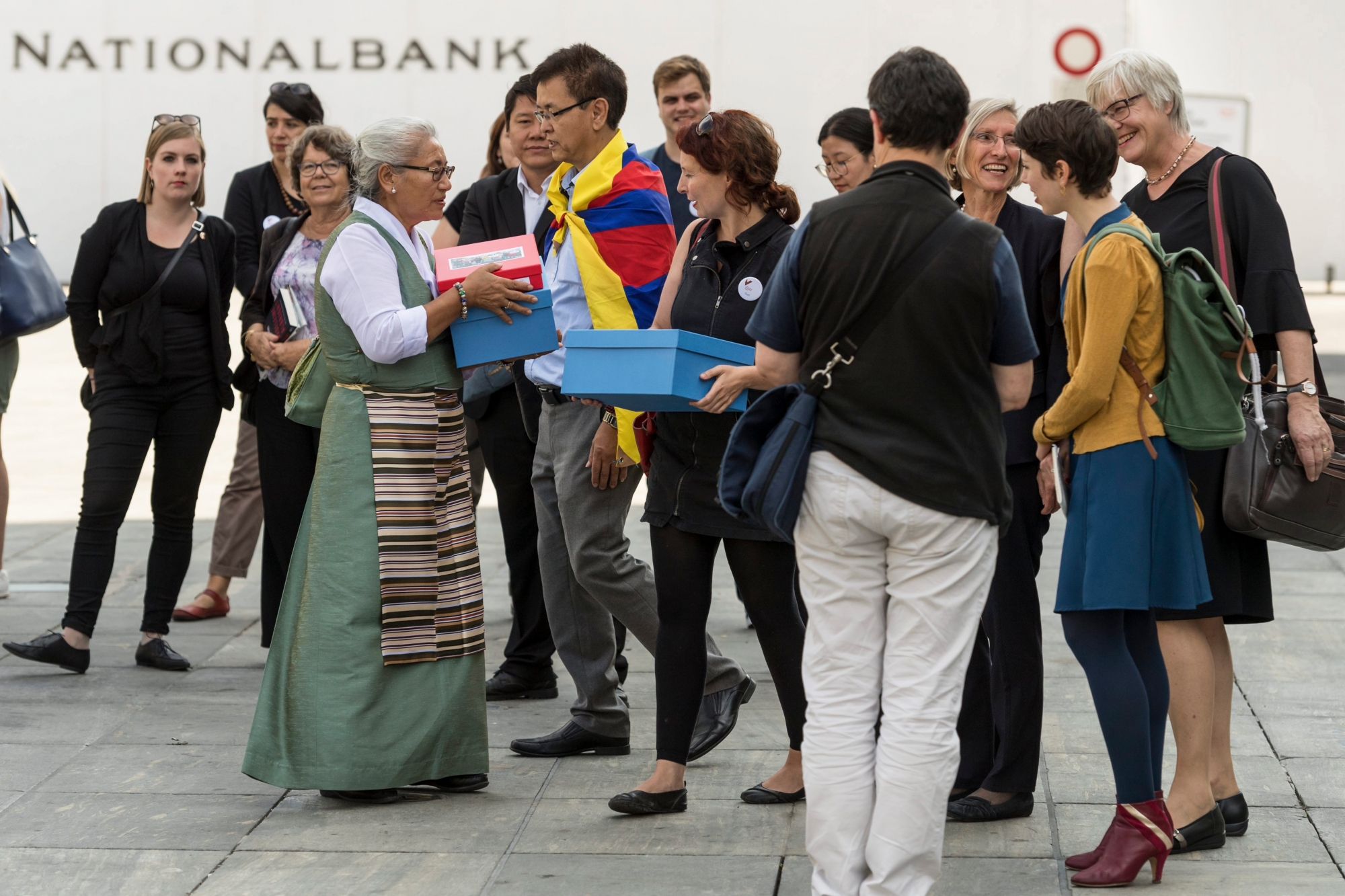 Mitglieder der Gesellschaft fuer bedrohte Voelker (GfbV) und Tibet-Organisationen reichen bei der Bundeskanzlei eine Petition ein, mit der sie Politik und Behoerden auffordern, die Grundrechte der Tibeterinnen und Tibeter in der Schweiz zu schuetzen, am Montag, 10. September 2018 in Bern. (KEYSTONE/Alessandro della Valle) SCHWEIZ PETITION TIBETER